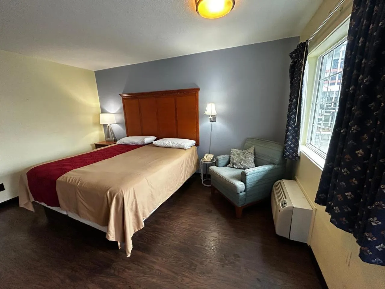 King Bed Non-Smoking in Travelers Inn by OYO Longview Kelso