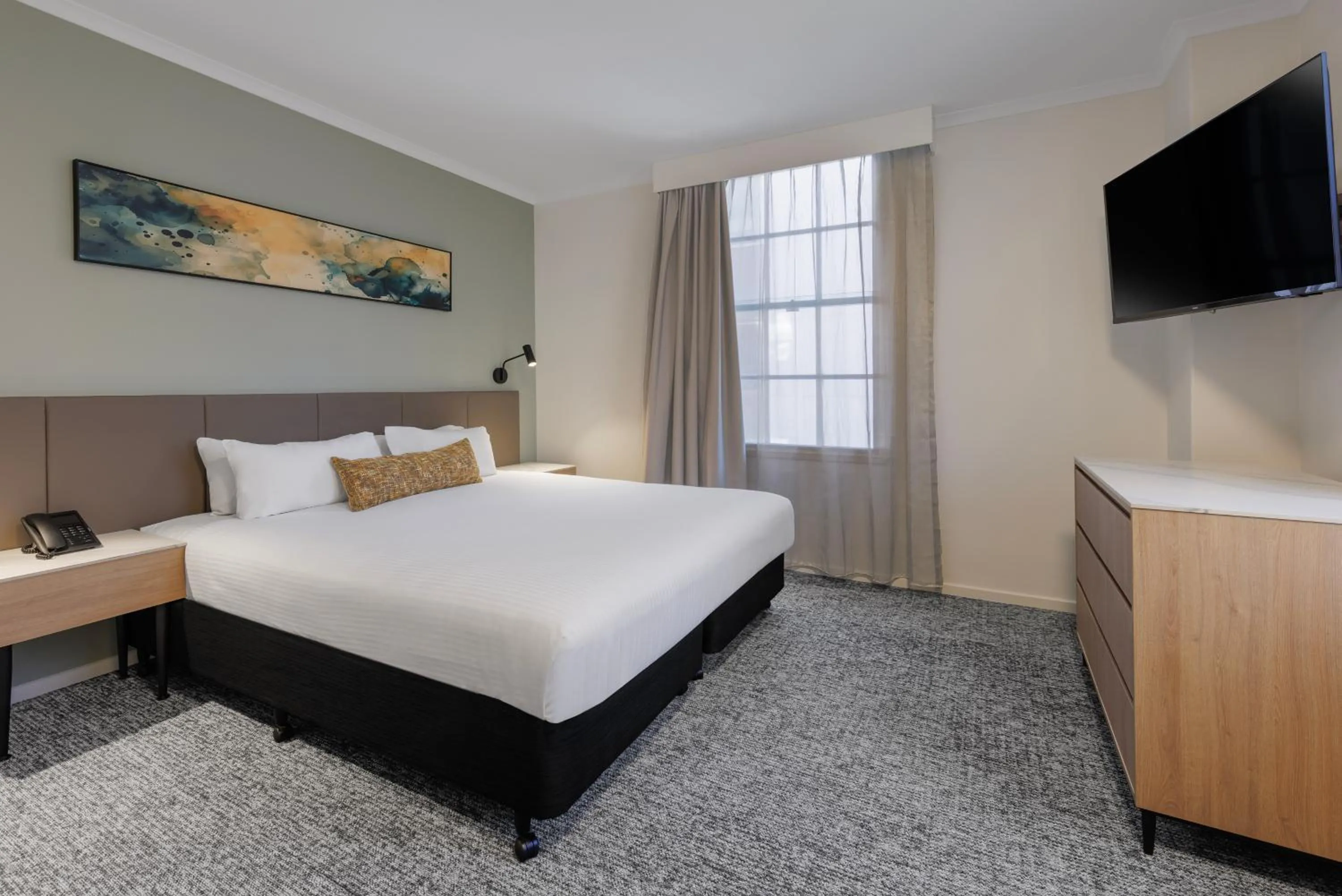 Executive One-Bedroom Suite in The Chancellor on Currie