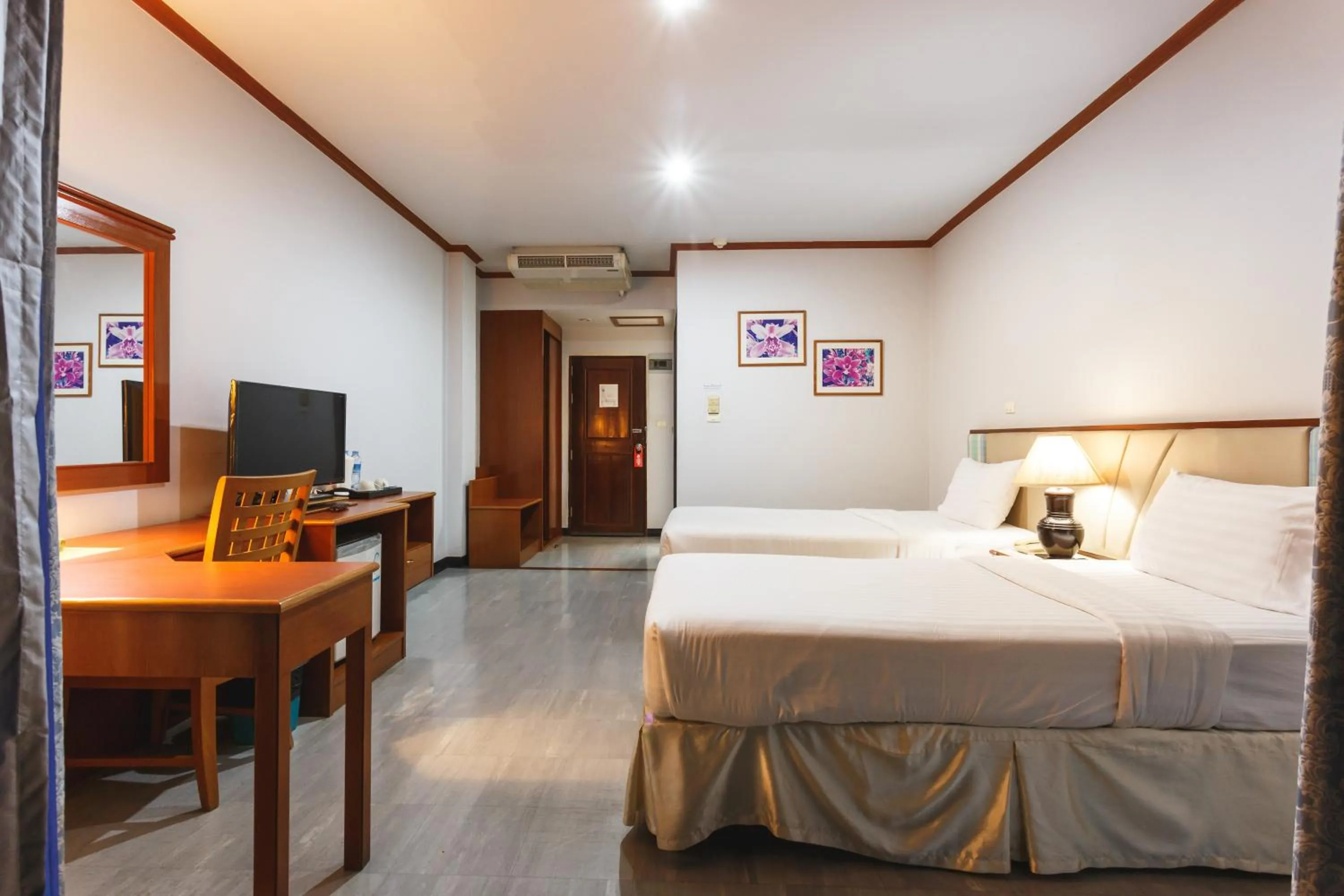 Deluxe Twin Room in Surin Majestic Hotel