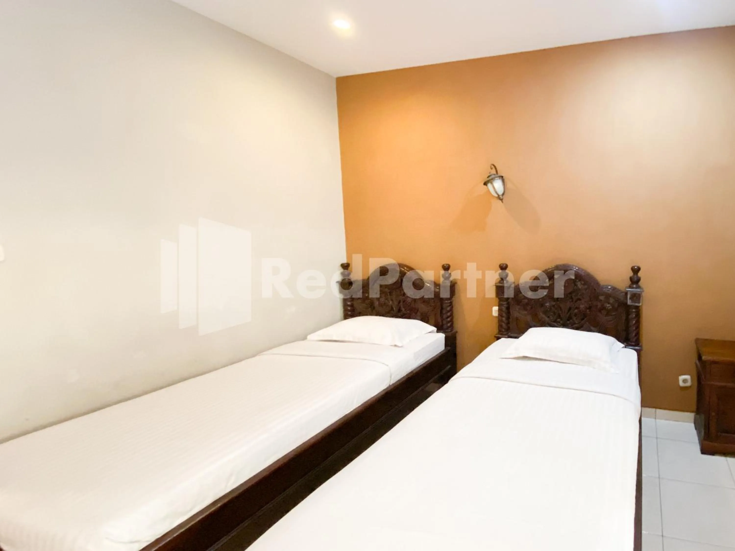 Deluxe Twin Room in Istana Griya 2 Hotel Solo RedPartner