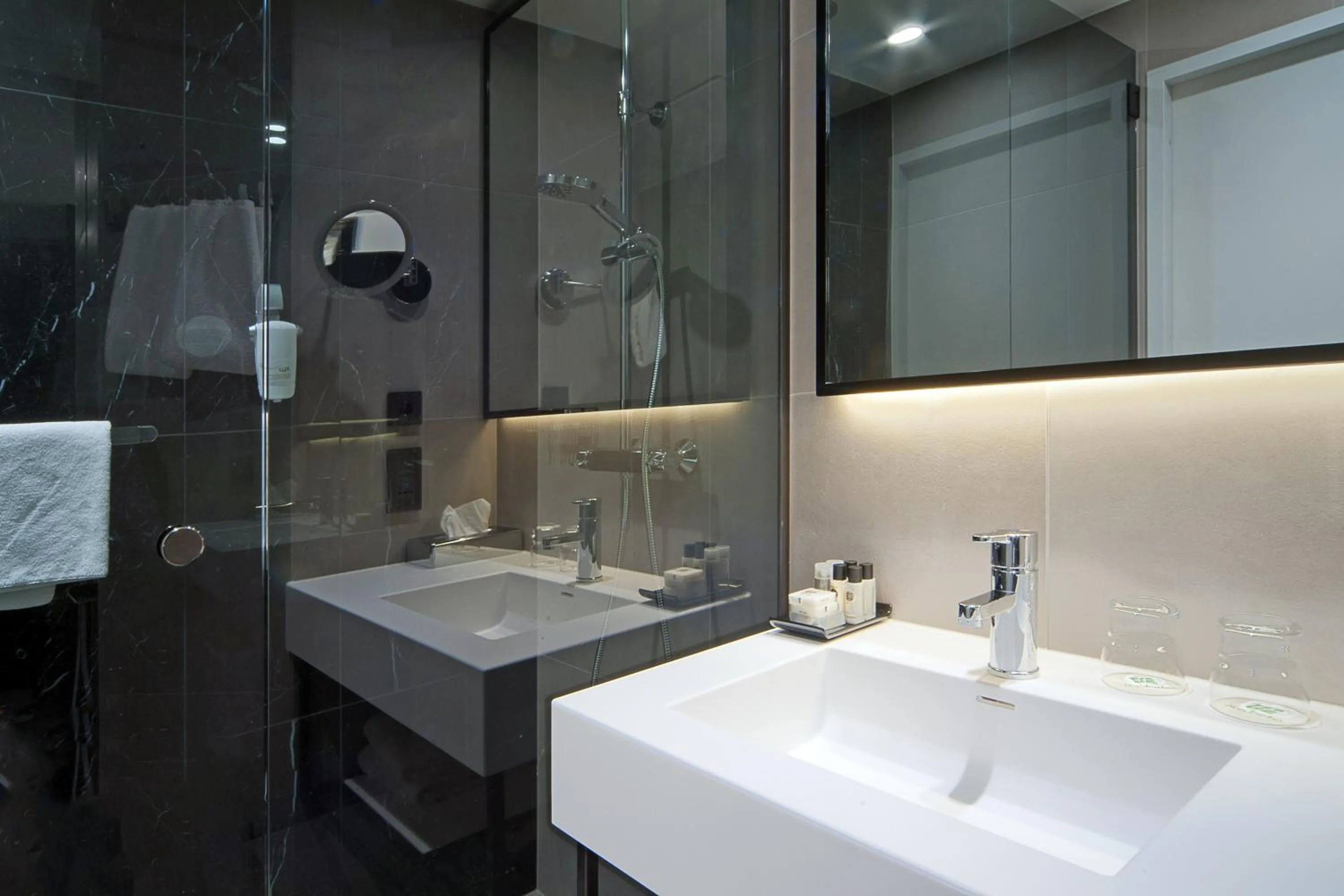 Standard Twin Room - Top Floor in Holiday Inn Helsinki - Expo by IHG