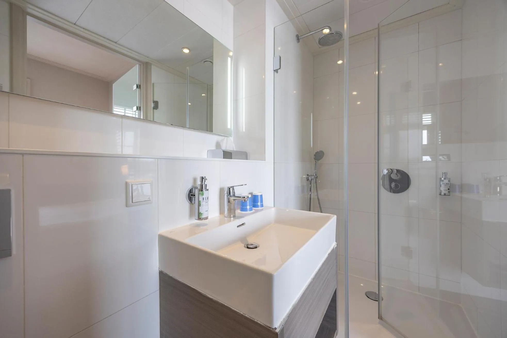 Comfort Double Room with Lake View in Fletcher Hotel - Restaurant Nautisch Kwartier