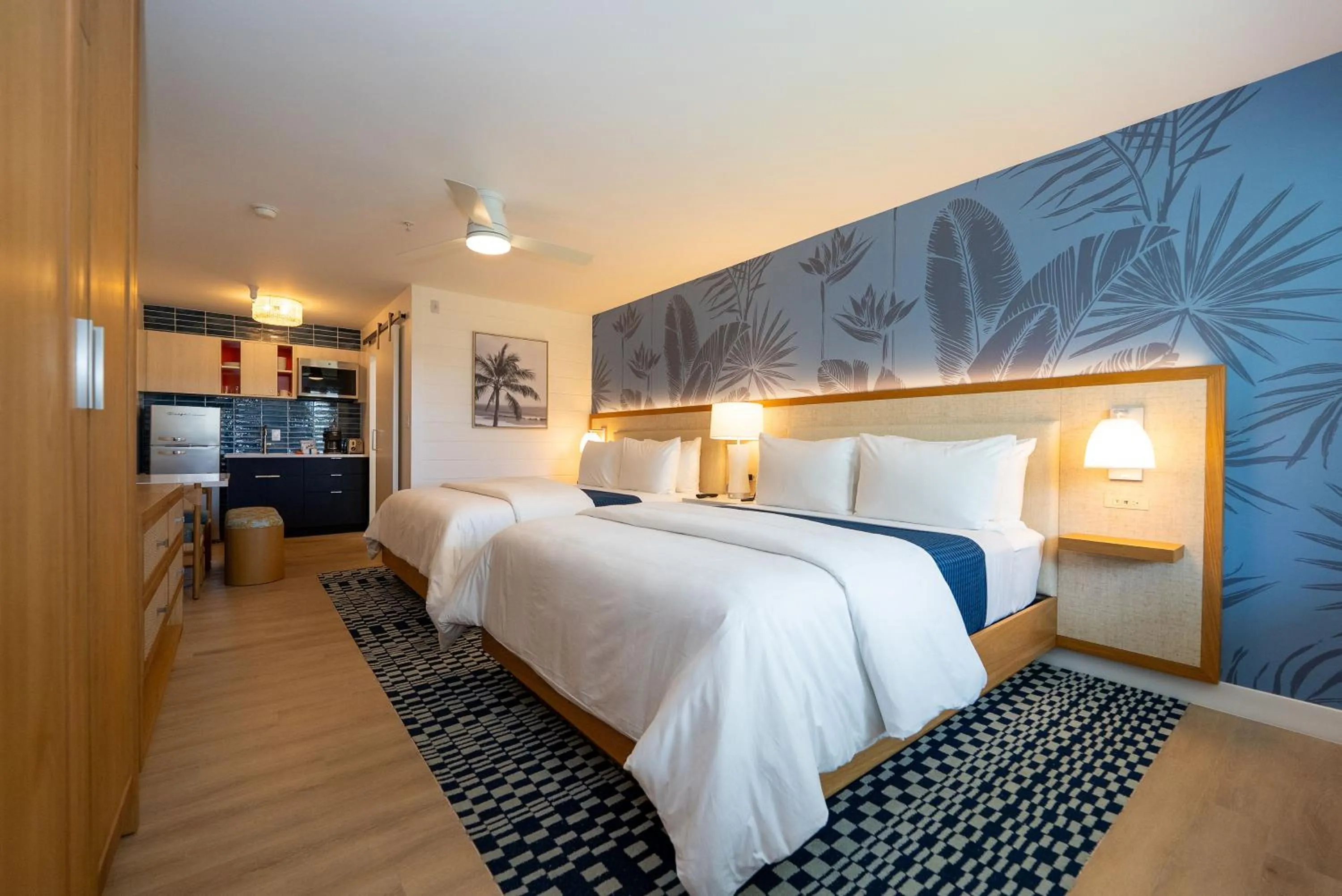 Deluxe Suite with Two Queen Beds in Sunshine Suites Resort