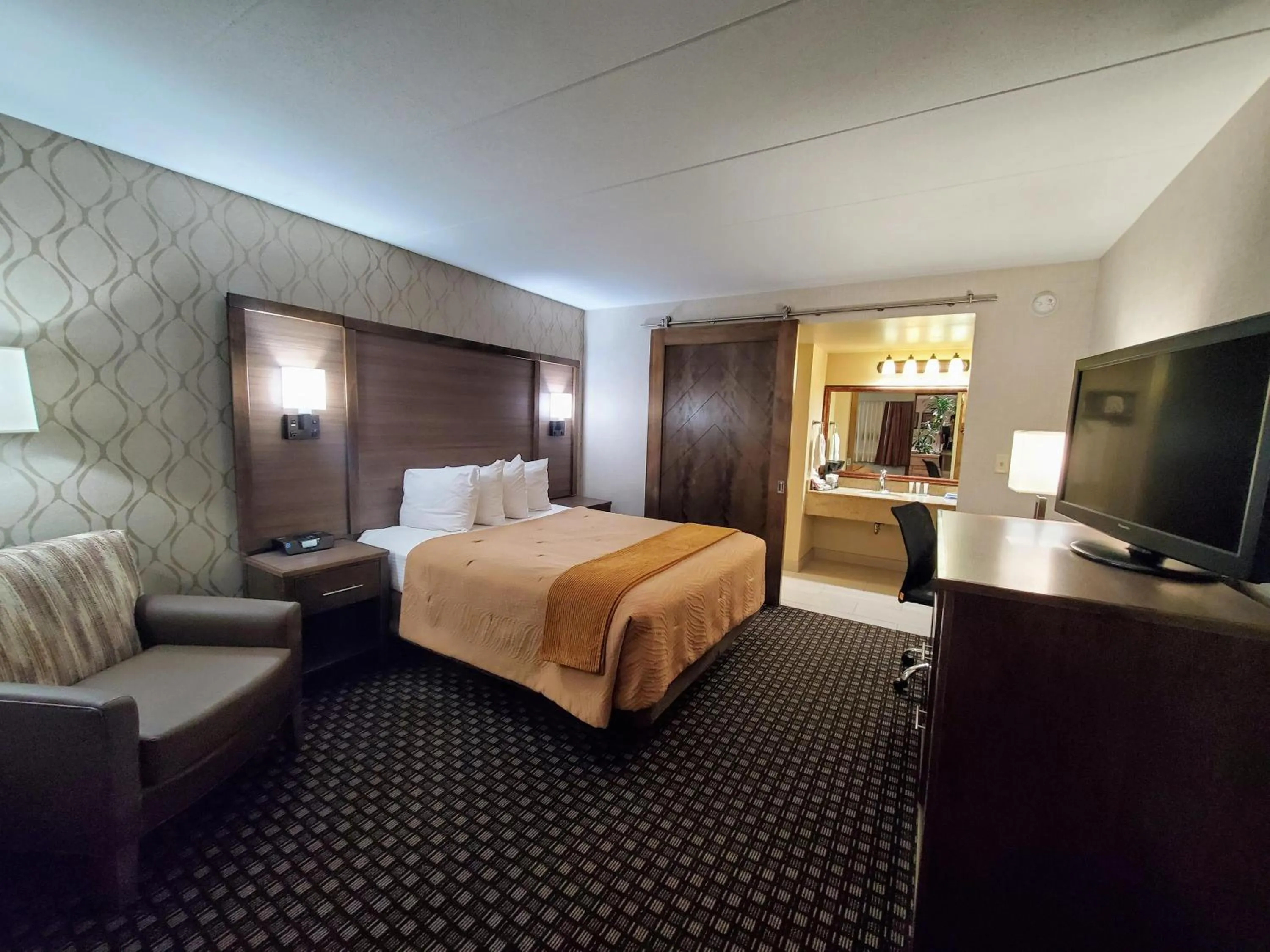 Queen Room in Ramkota Hotel Watertown