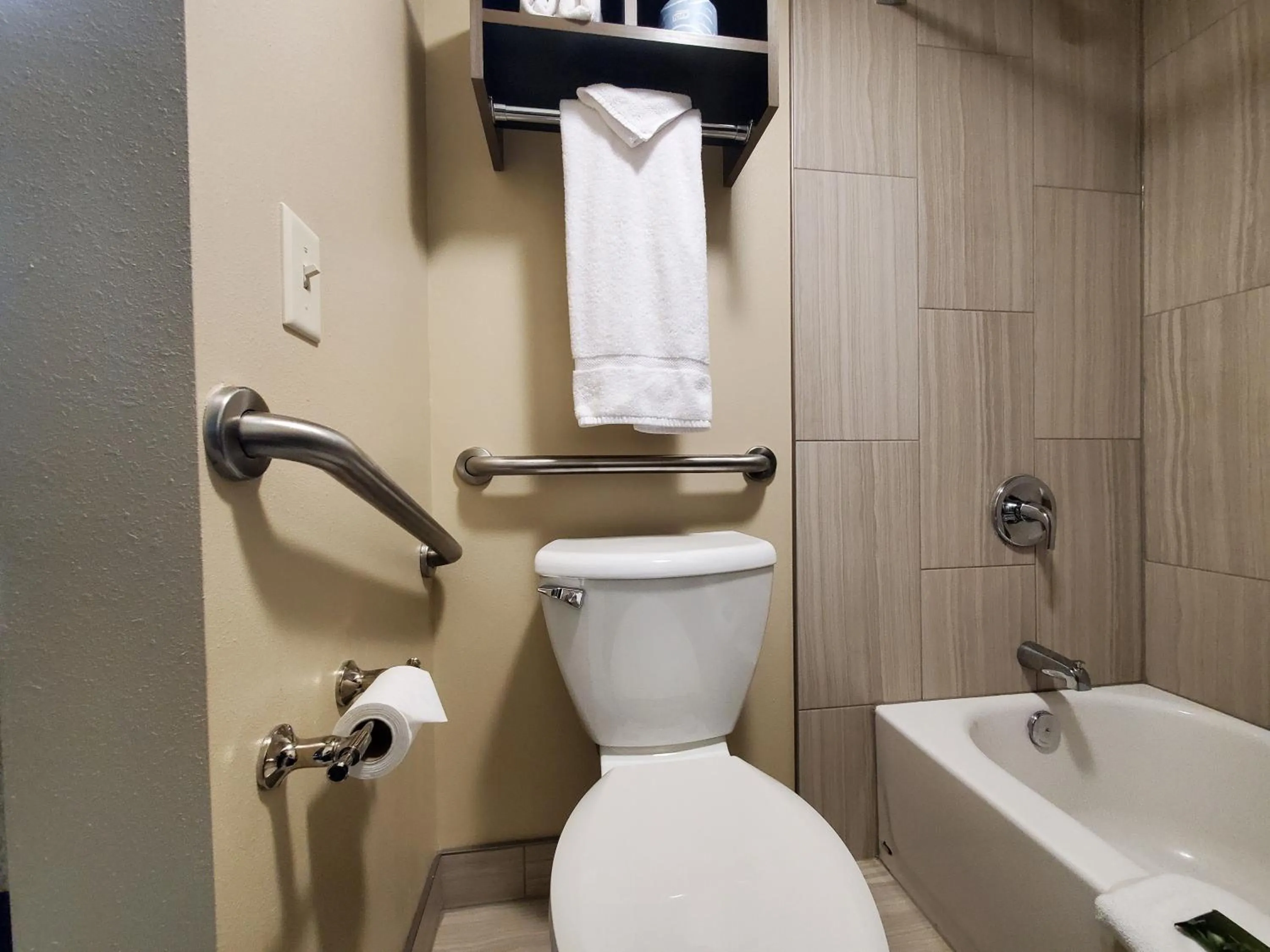 Queen Room - Disability Access in Ramkota Hotel Watertown