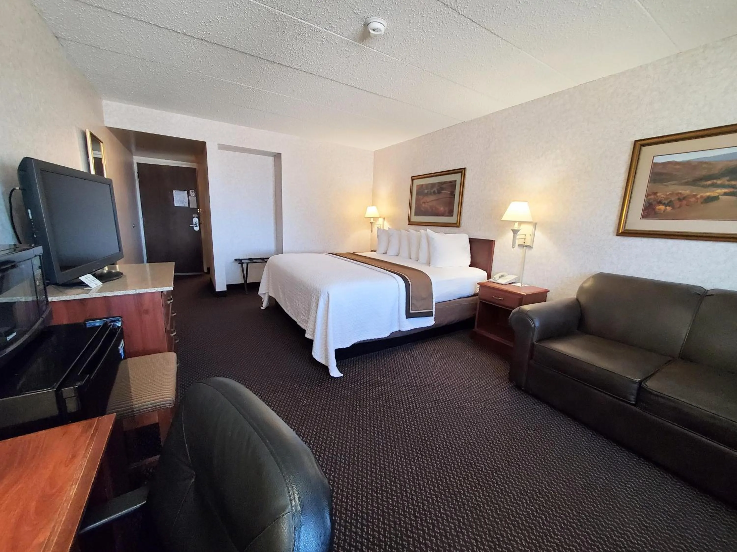 King Room with Sofa Bed - Disability Access in Ramkota Hotel Watertown