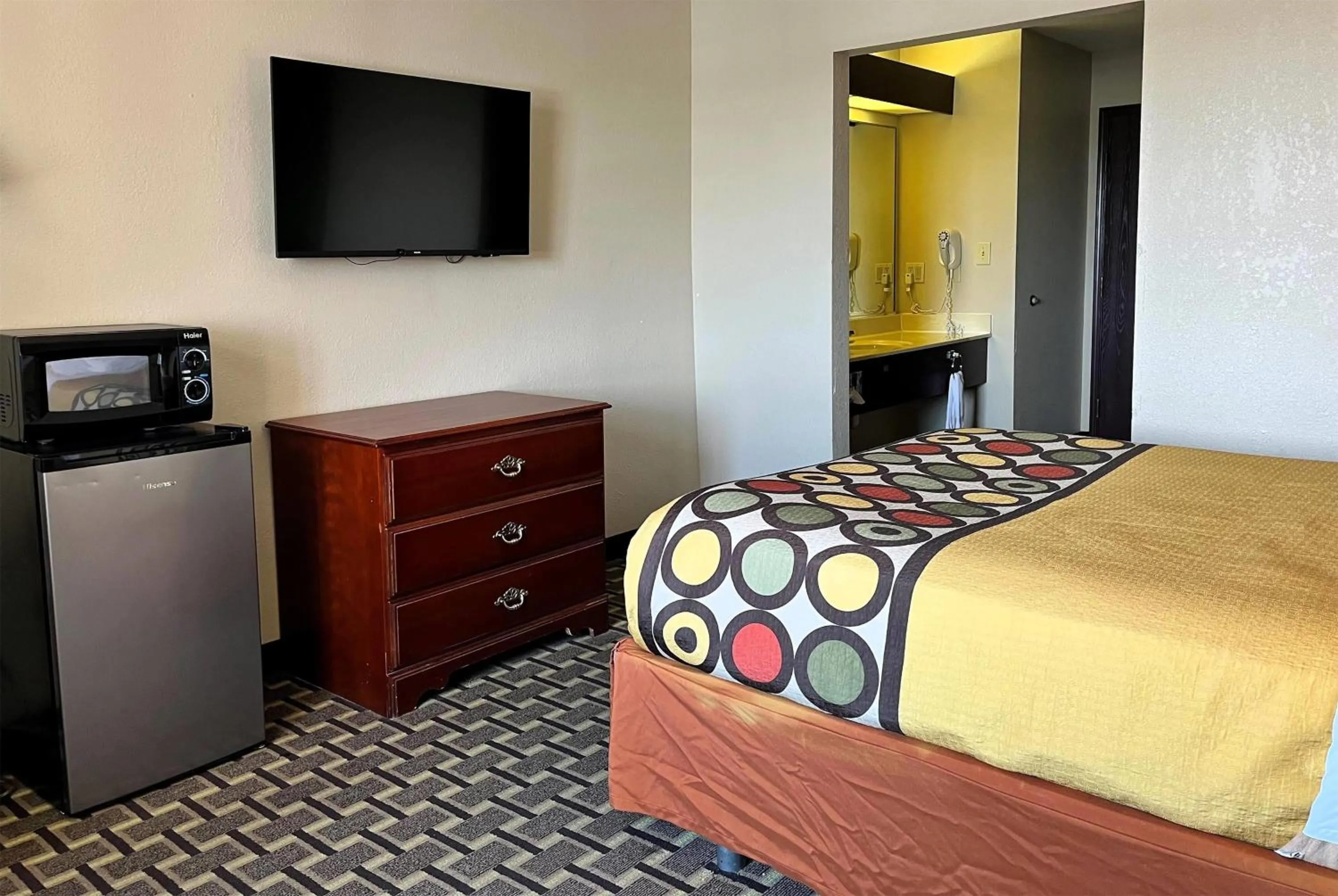Queen Room - Mobility Access/Non-Smoking in Super 8 by Wyndham Madison IN