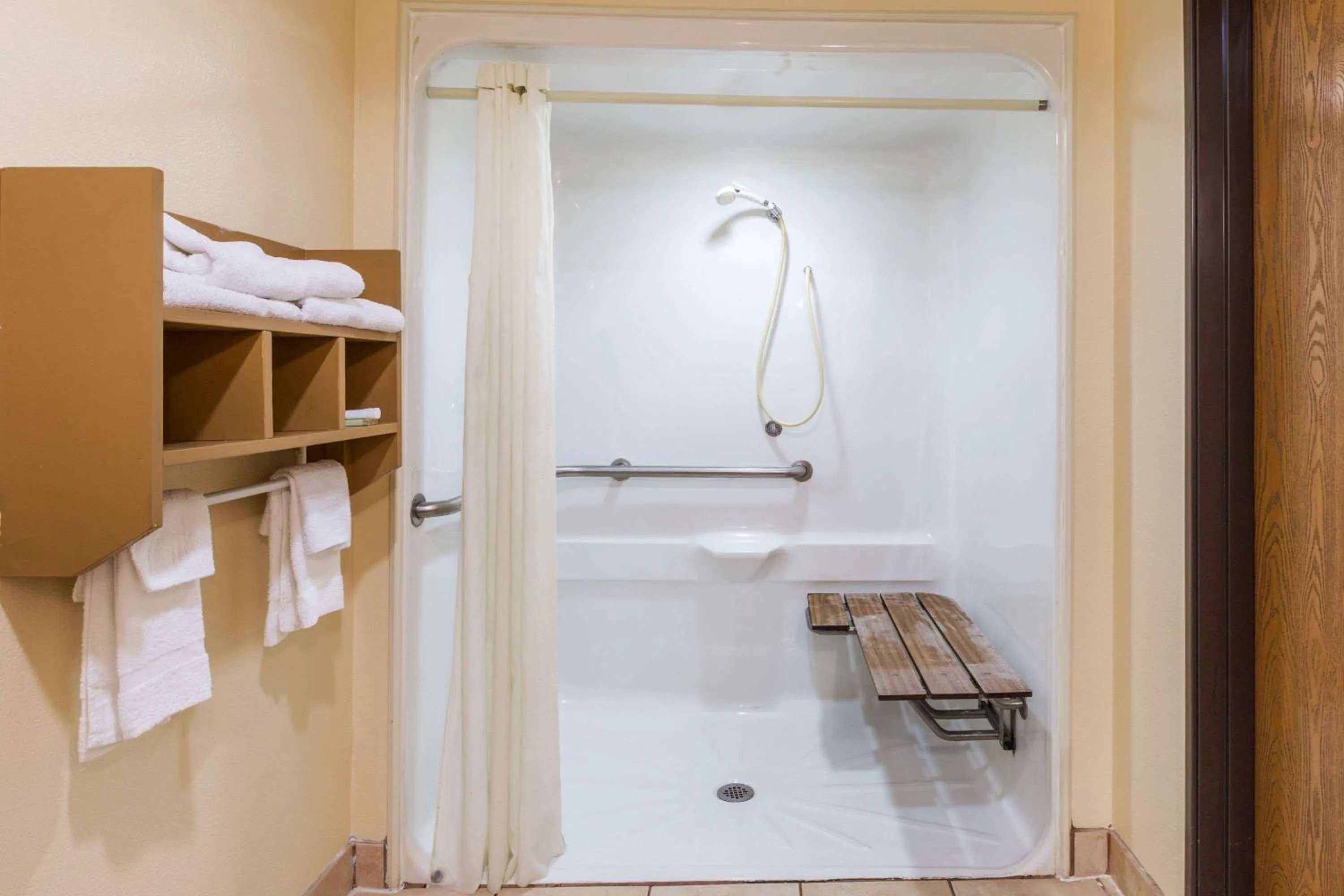 1 Queen Bed, Mobility Accessible Room, Roll-in Shower, Non-Smoking in Super 8 by Wyndham League City Kemah Area