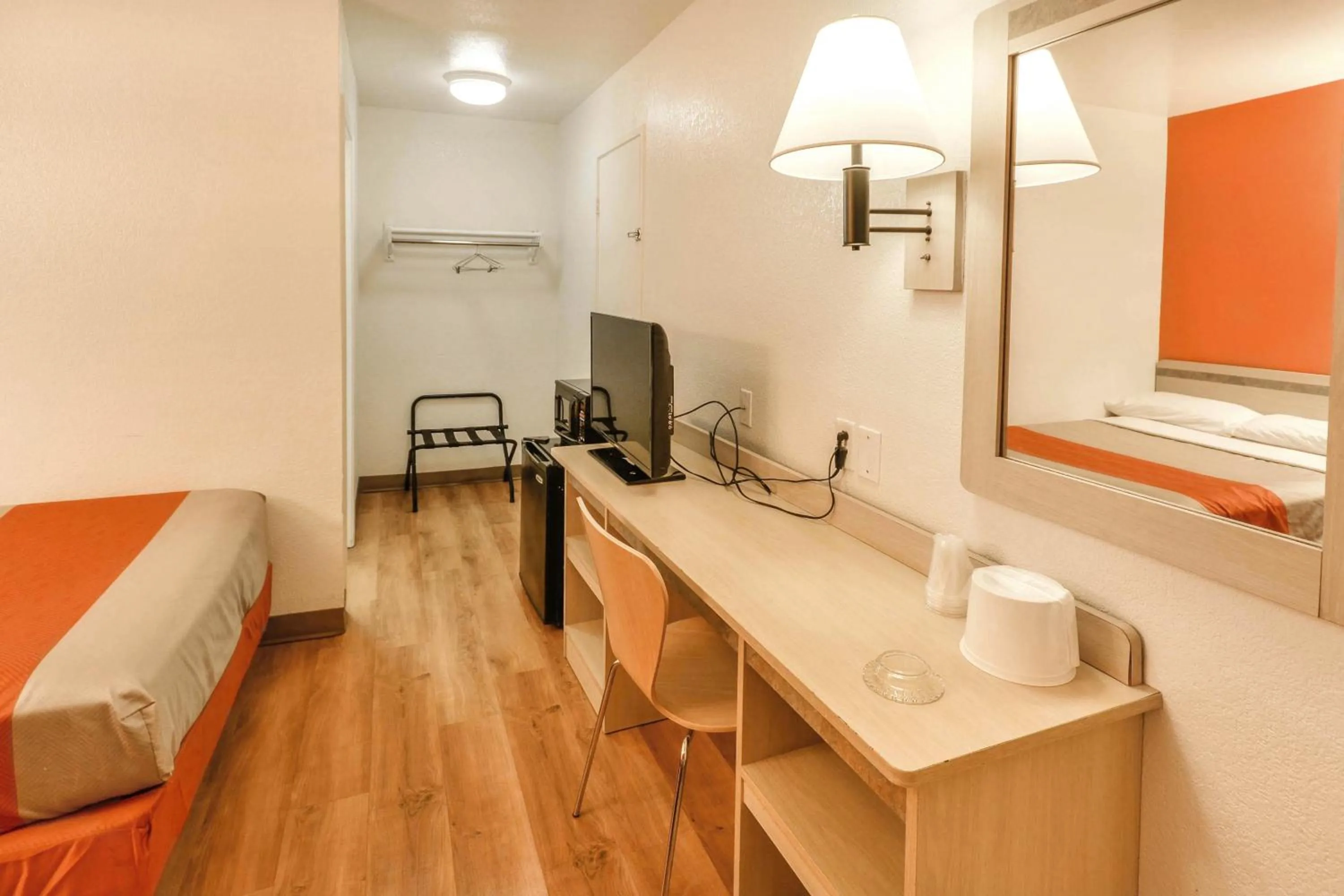 Deluxe Queen Room in Motel 6-Huntsville, TX