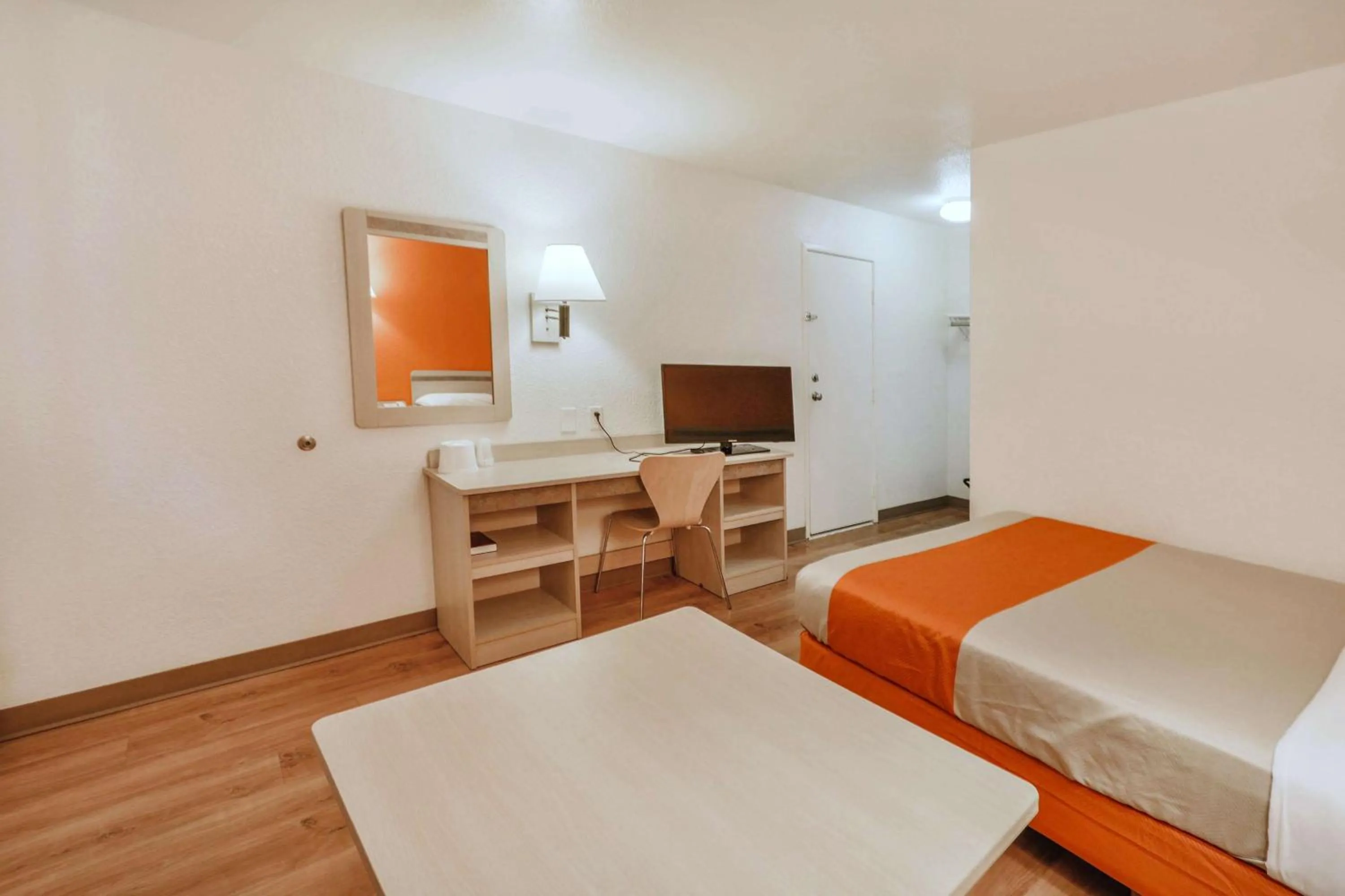 Queen Room in Motel 6-Huntsville, TX