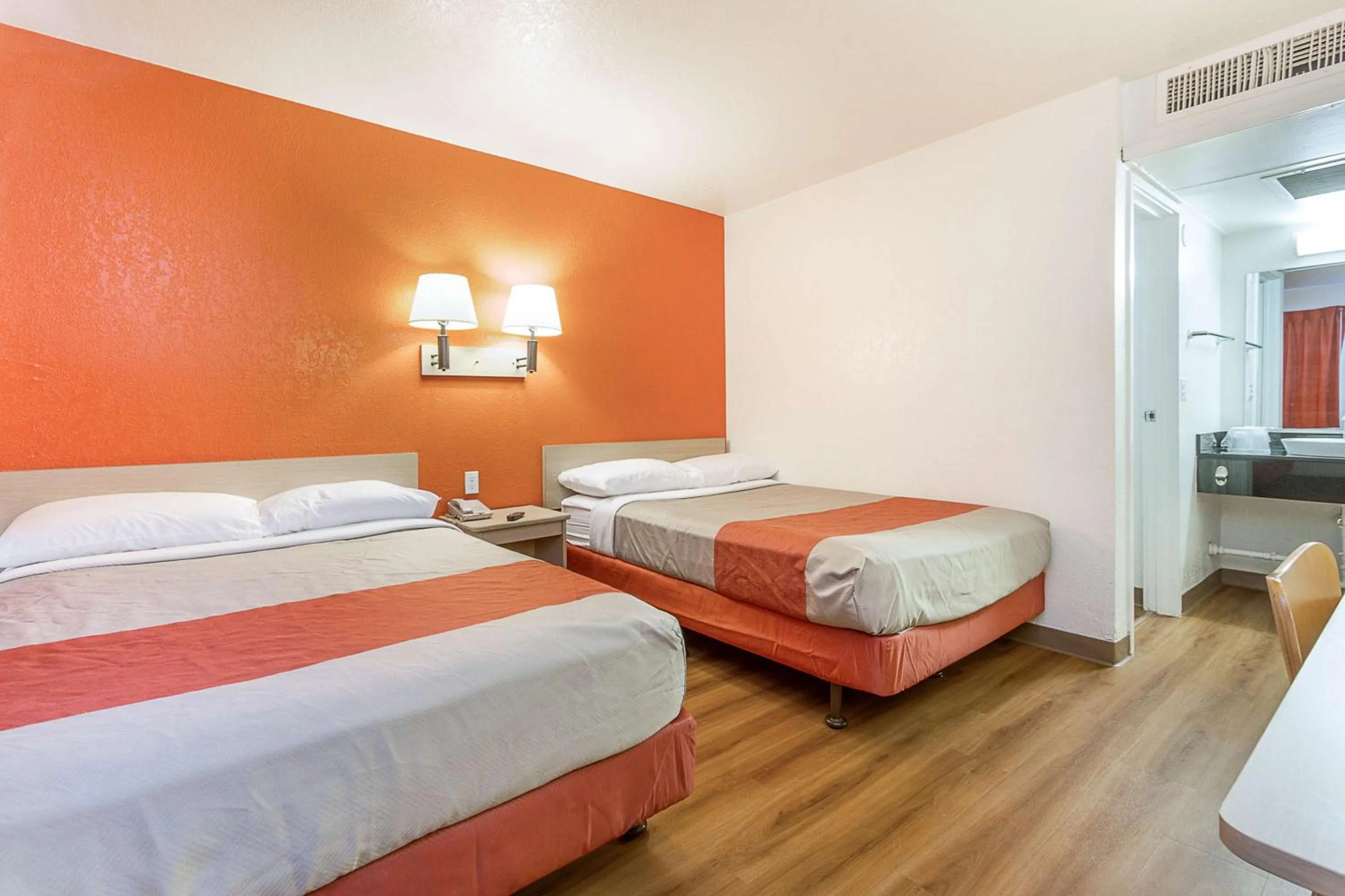 Double Room - single occupancy in Motel 6-Phoenix, AZ - North Bell Road