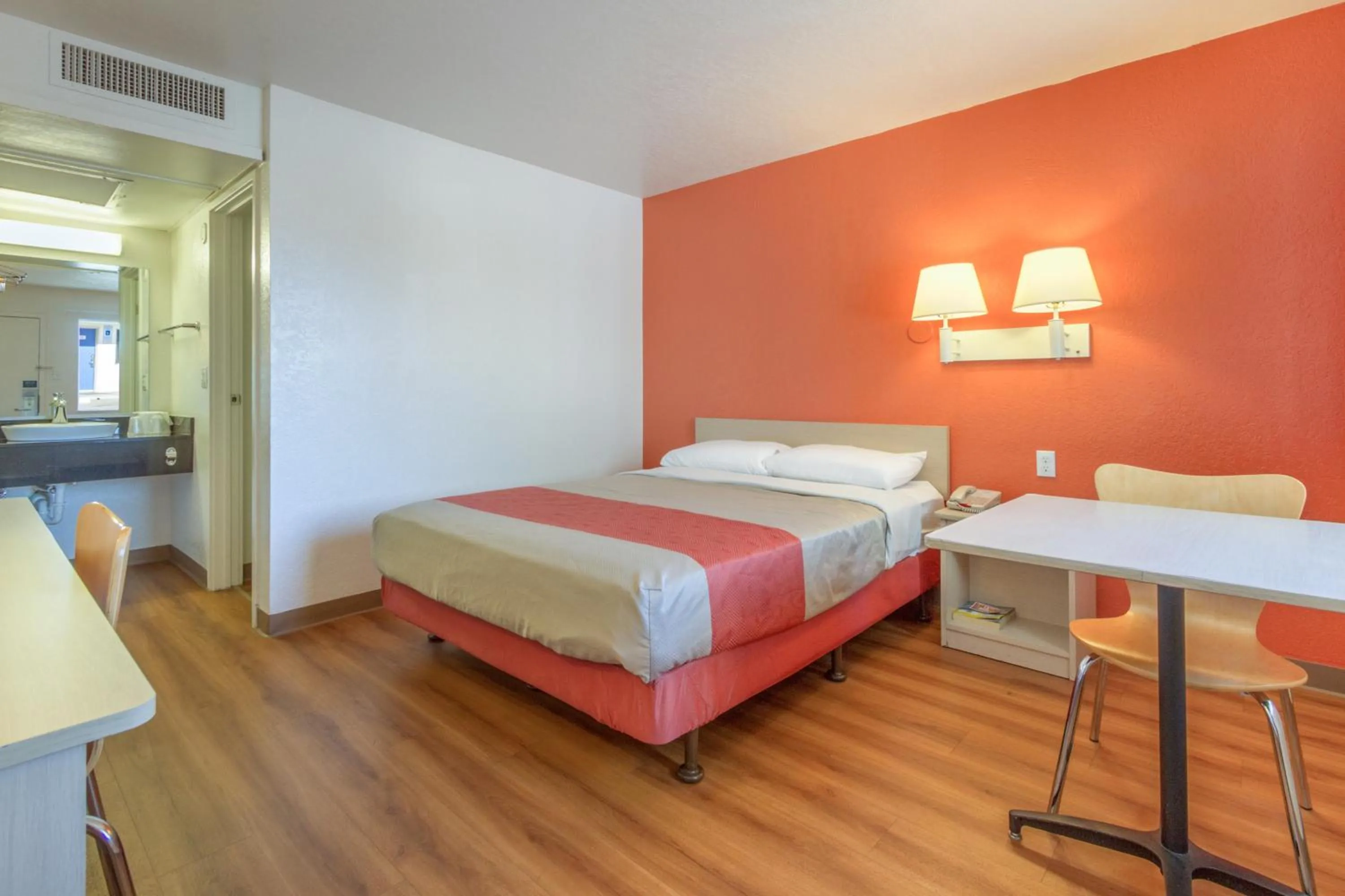 Deluxe Queen Room - single occupancy in Motel 6-Phoenix, AZ - North Bell Road