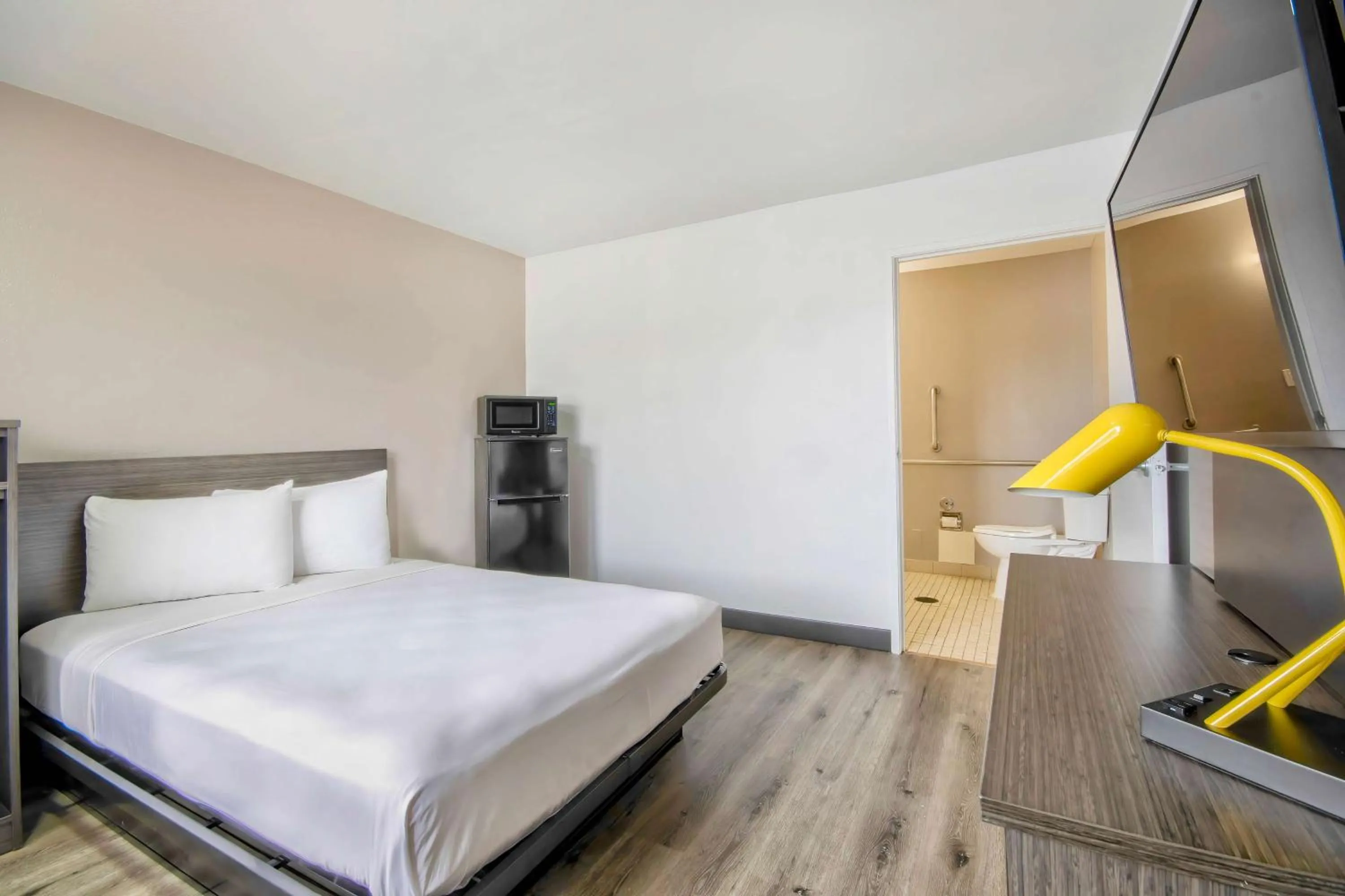 Queen Room in Motel 6-Austin, TX - North