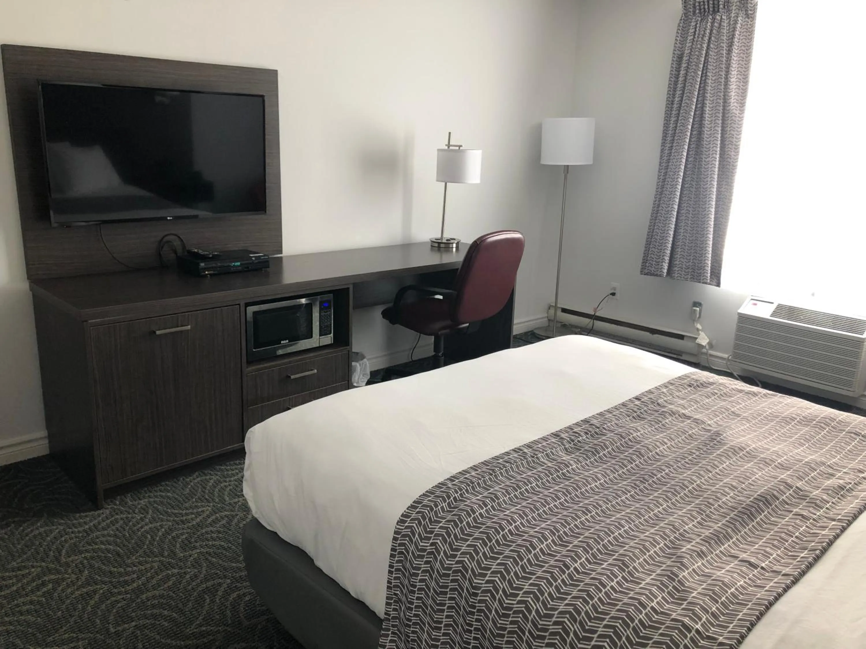 Queen Room - No Pets/Non-Smoking in Travelodge by Wyndham Rigaud