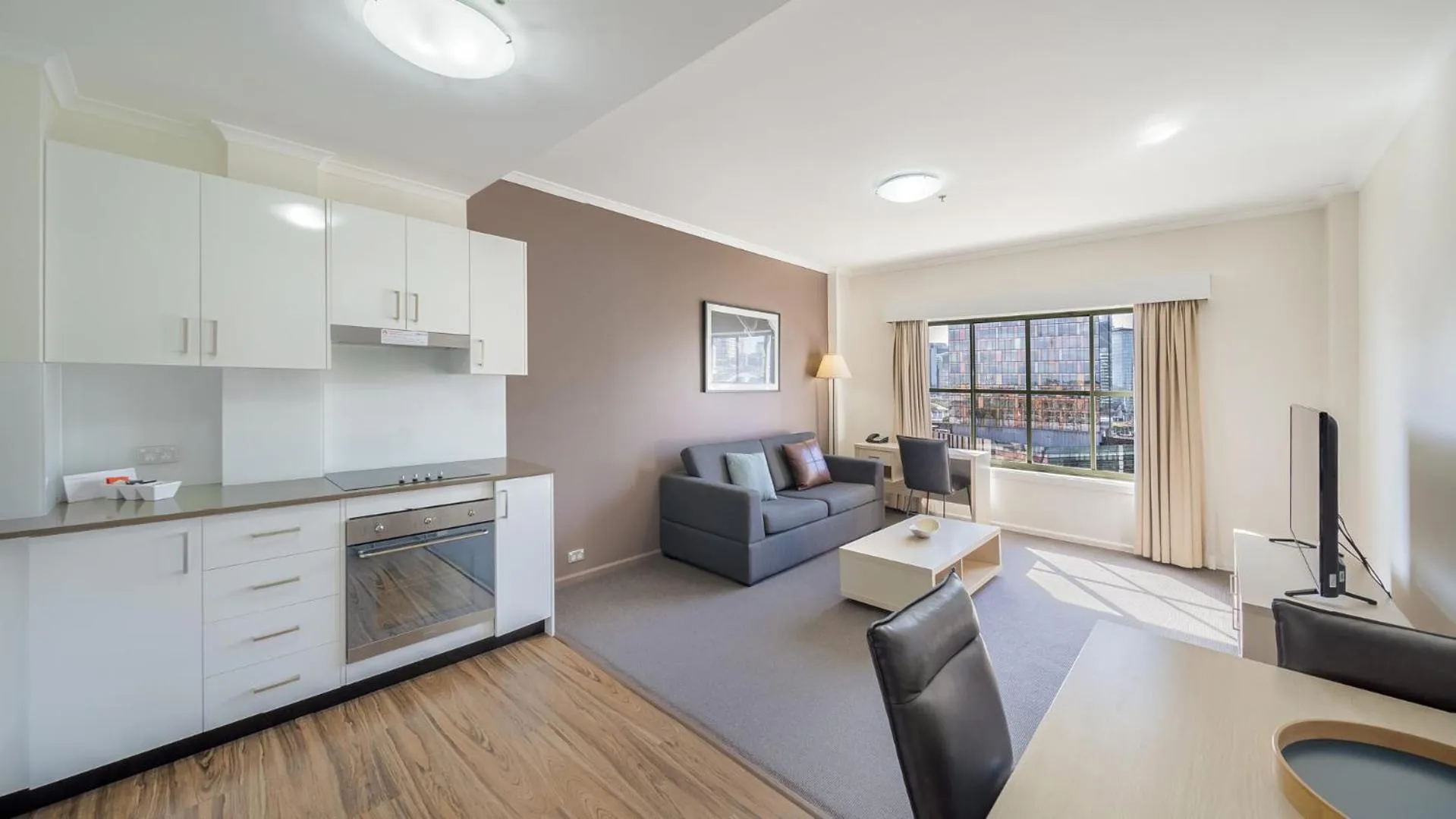 One-Bedroom Apartment with City View in Oaks Sydney Goldsbrough Suites