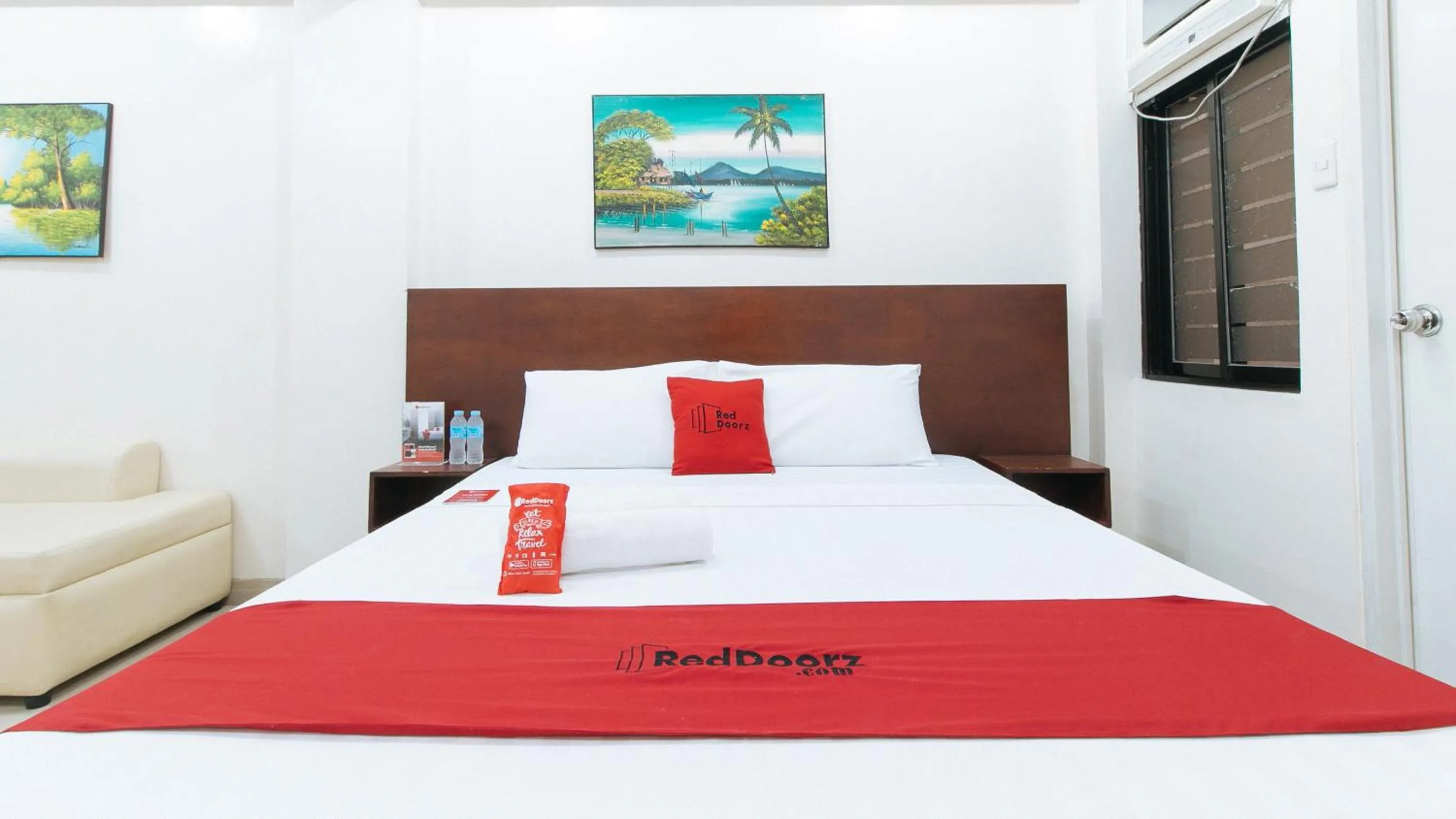 Deluxe Room in RedDoorz near Pasay Taft