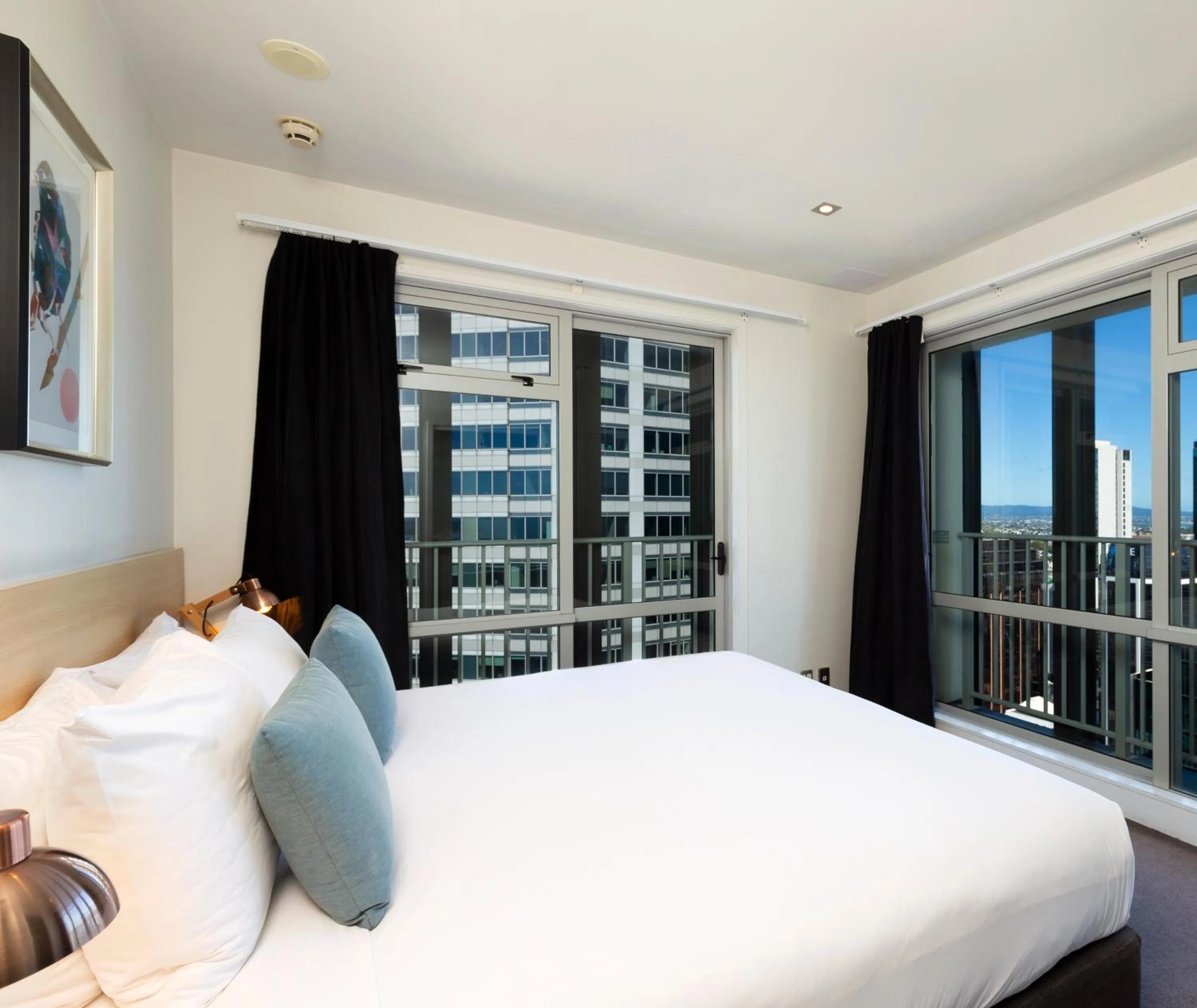 Two-Bedroom Apartment with Harbor View in Auckland Harbour Suites