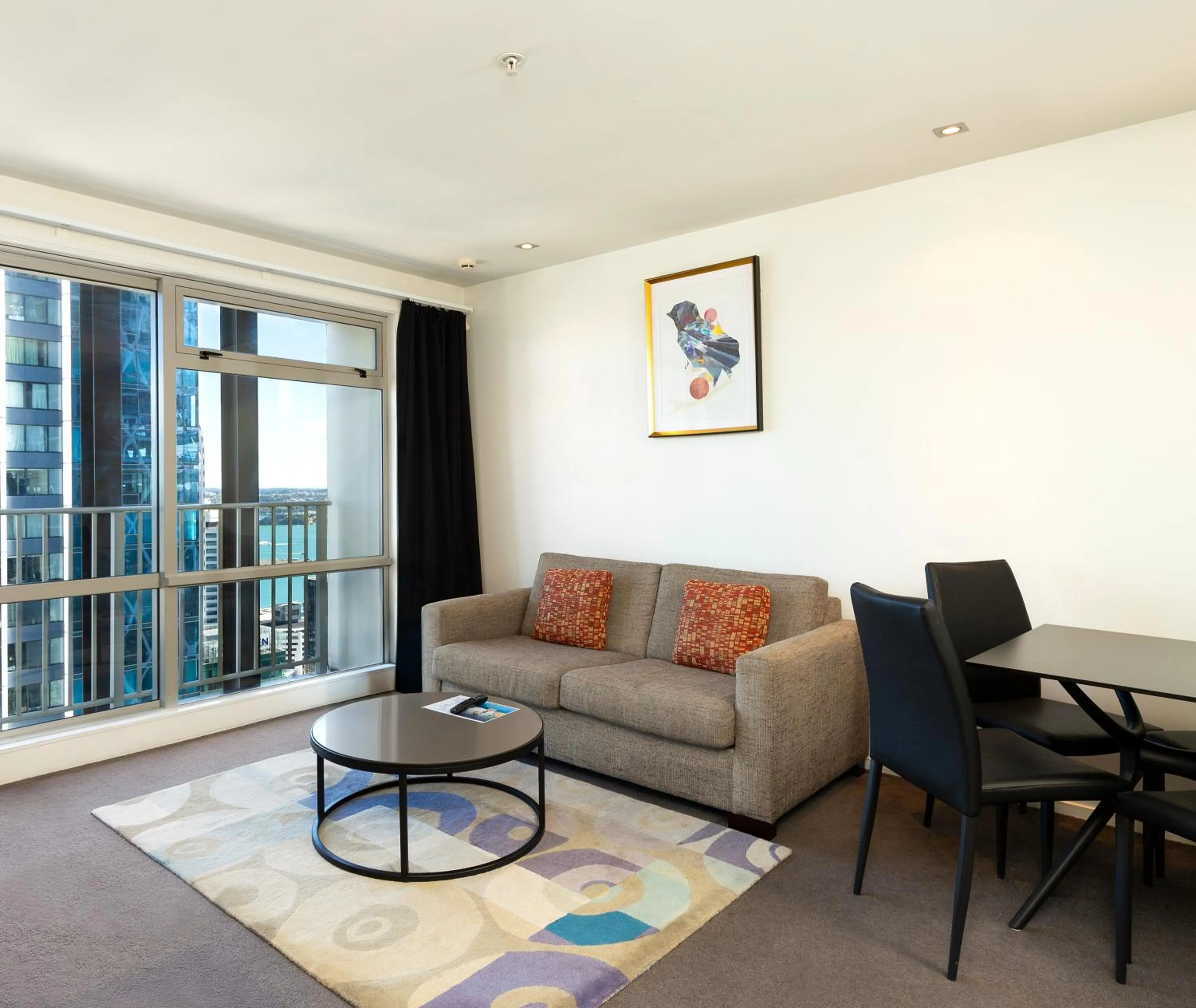 Two-Bedroom Apartment with City View in Auckland Harbour Suites
