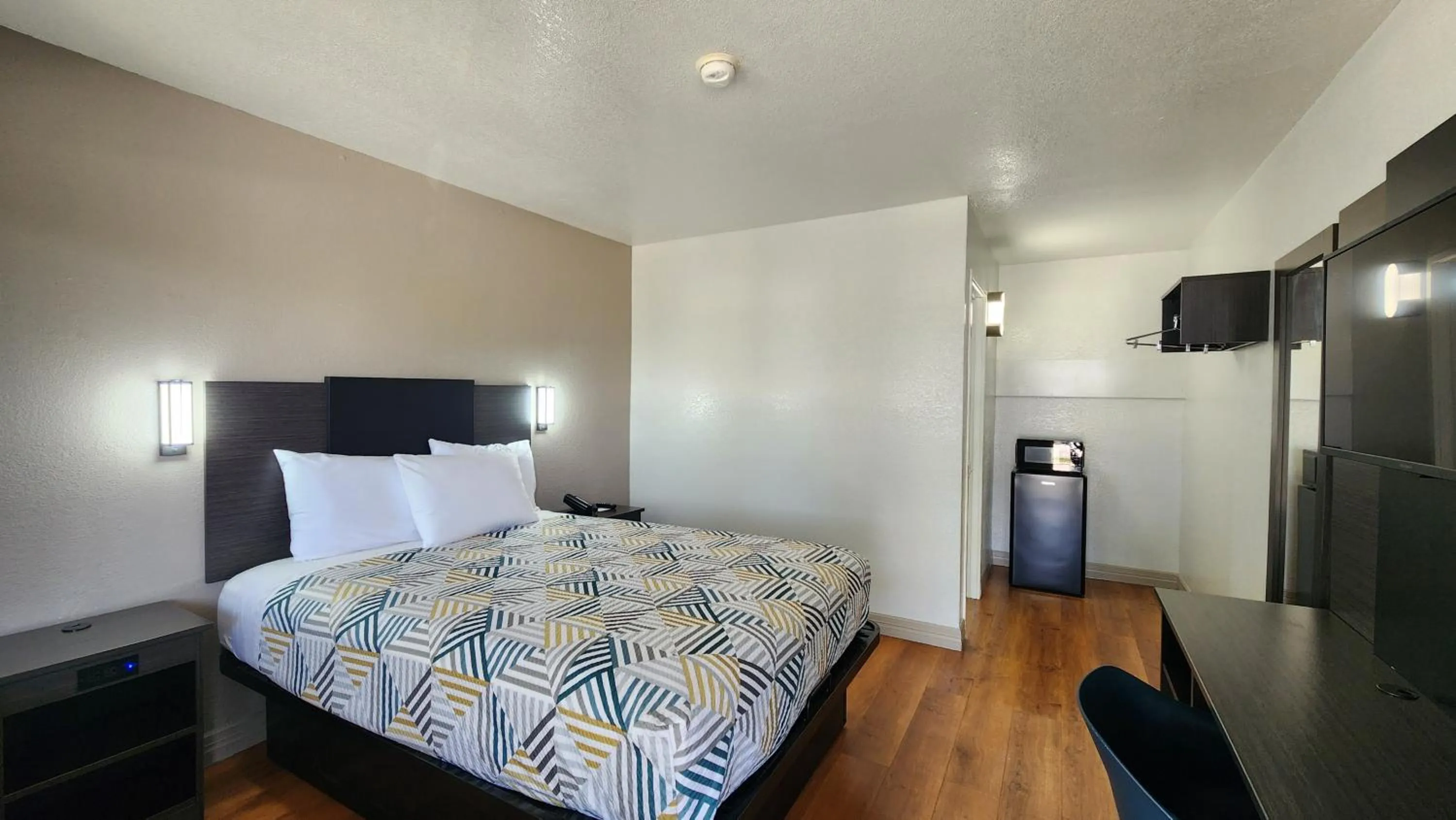 Deluxe Queen Room in Motel 6-Conroe, TX