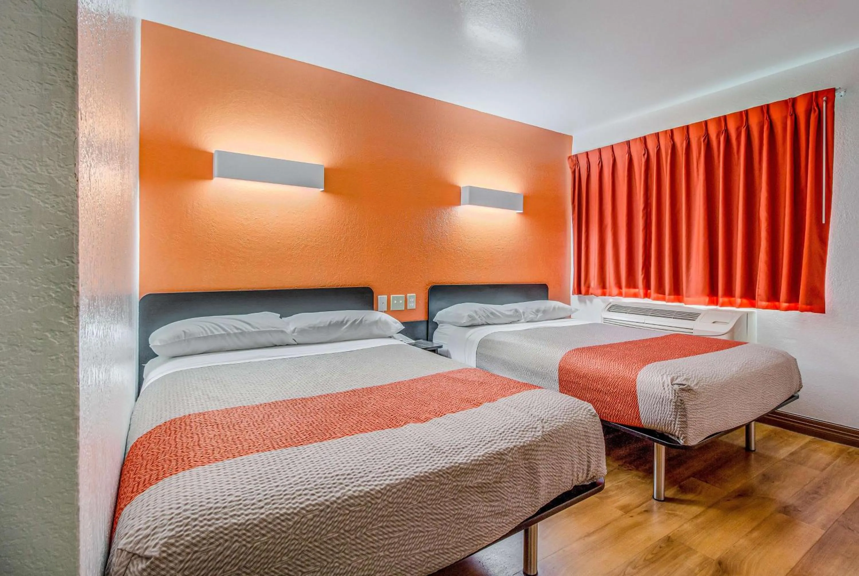 Deluxe two Double bed - Smoking in Motel 6-Conroe, TX