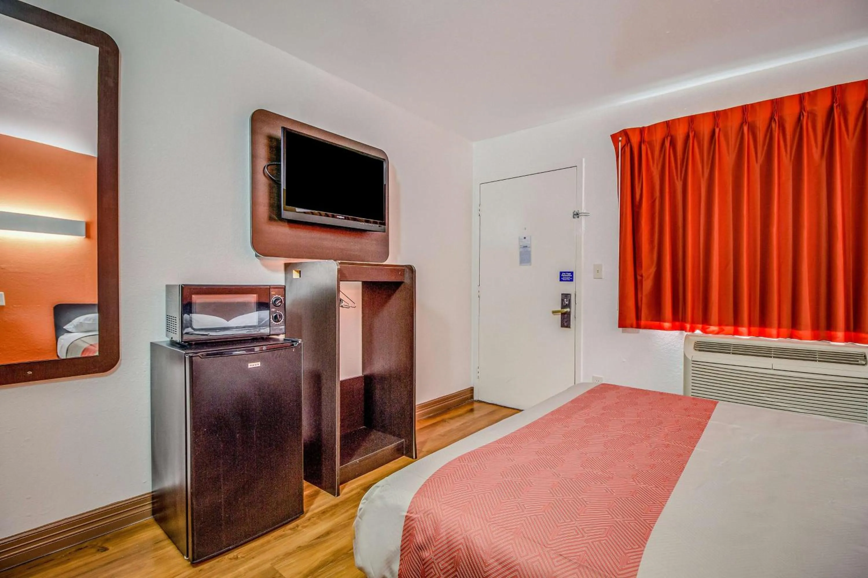 Deluxe Queen Room - Non-Smoking in Motel 6-Conroe, TX