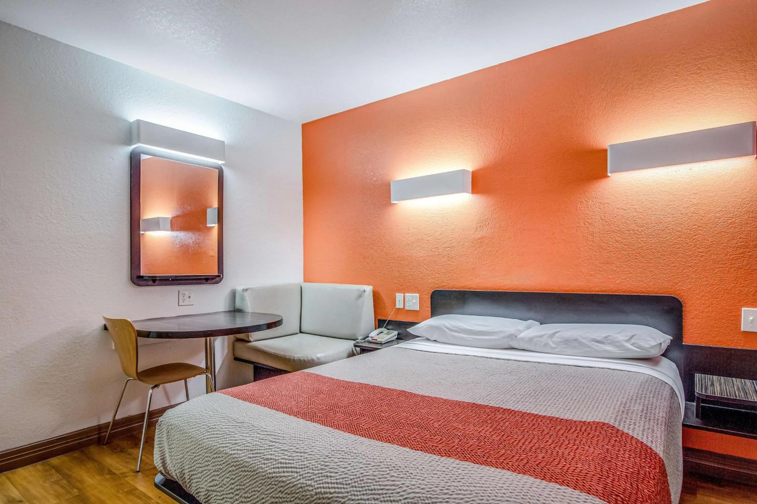 Queen Room - Non-Smoking in Motel 6-Conroe, TX