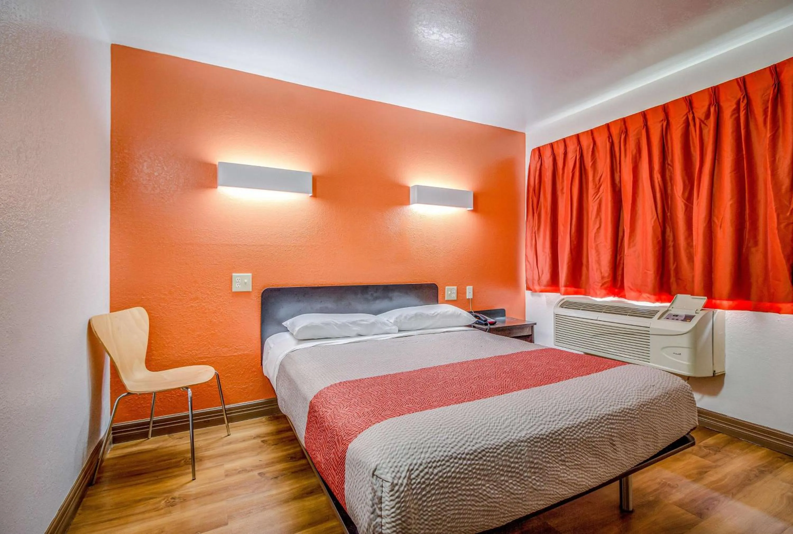 Queen Room - Smoking in Motel 6-Conroe, TX