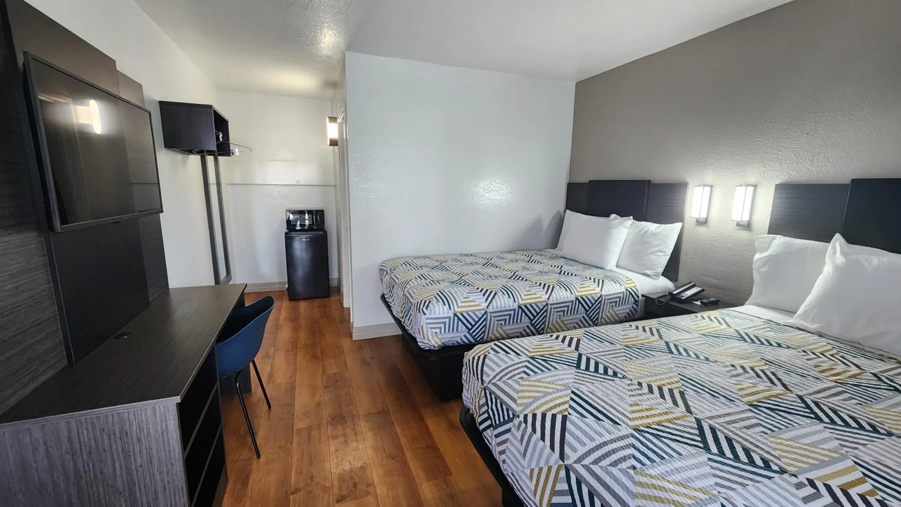 Duplex Quadruple Room in Motel 6-Conroe, TX