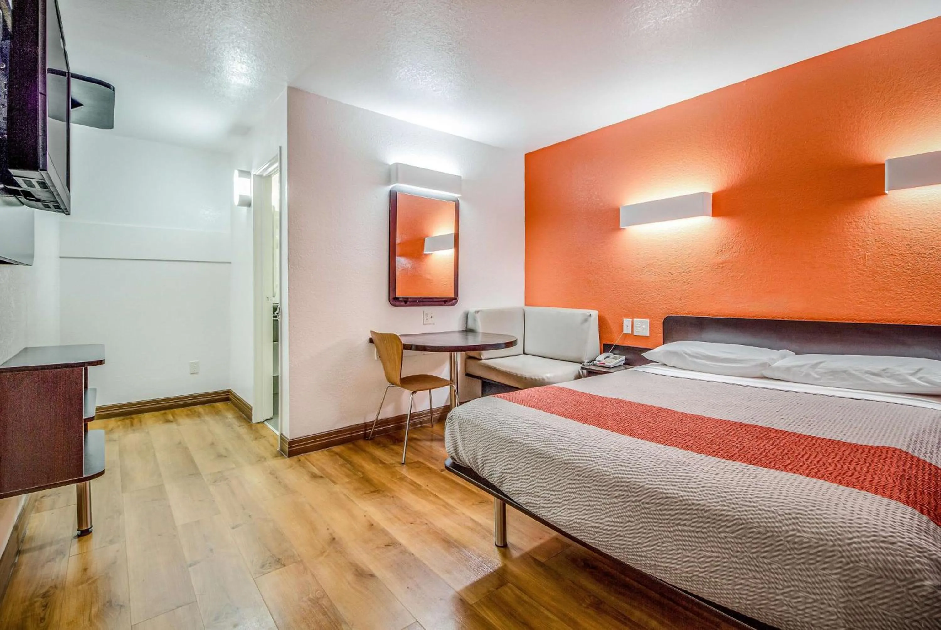 Deluxe Queen Room - Smoking in Motel 6-Conroe, TX