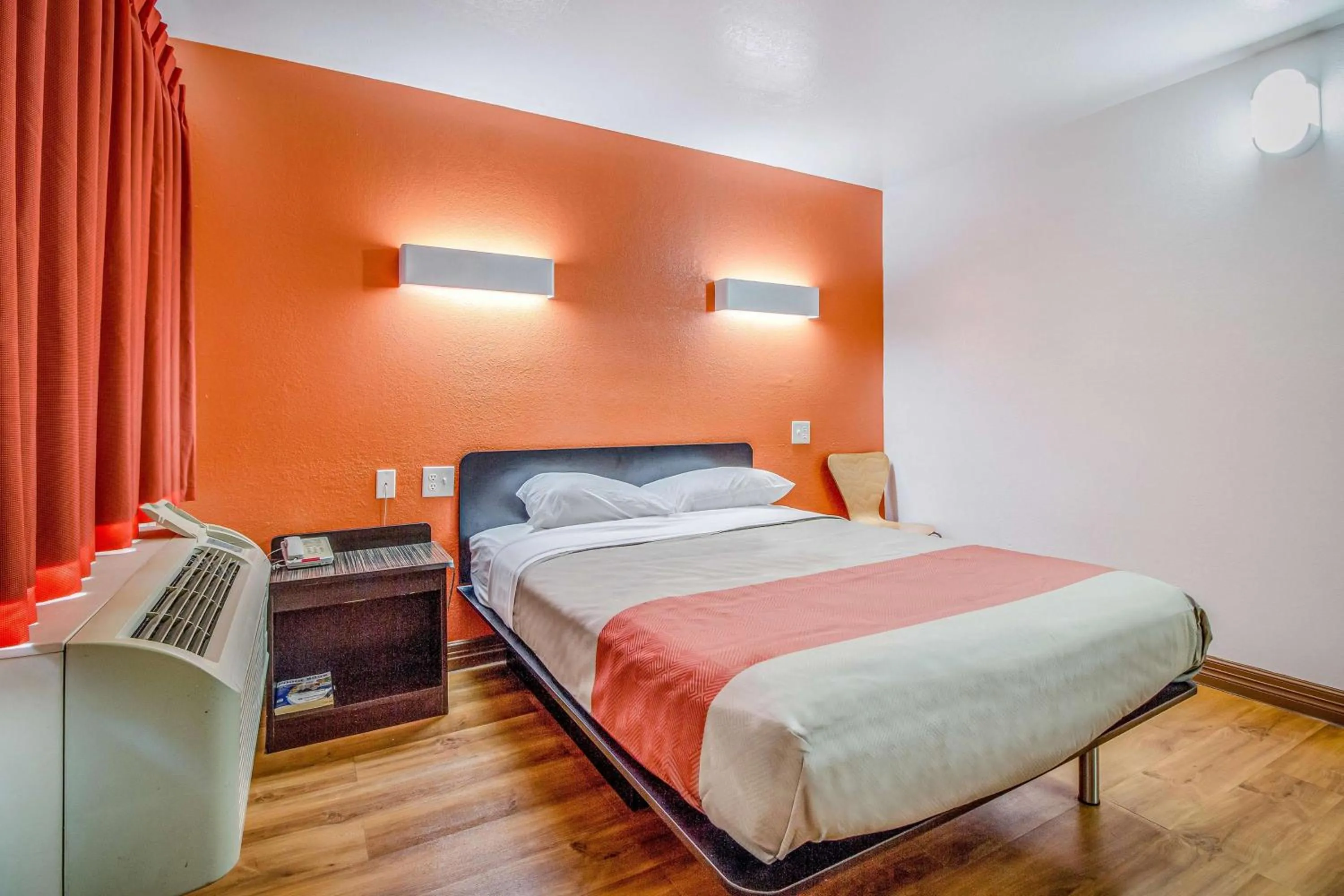 Queen Room - Disability Access - Smoking in Motel 6-Conroe, TX