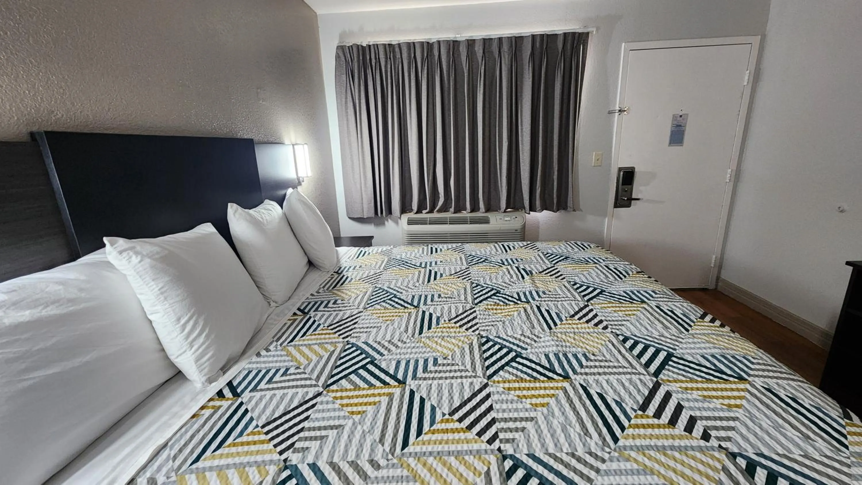 Deluxe King Room - Non-Smoking in Motel 6-Conroe, TX