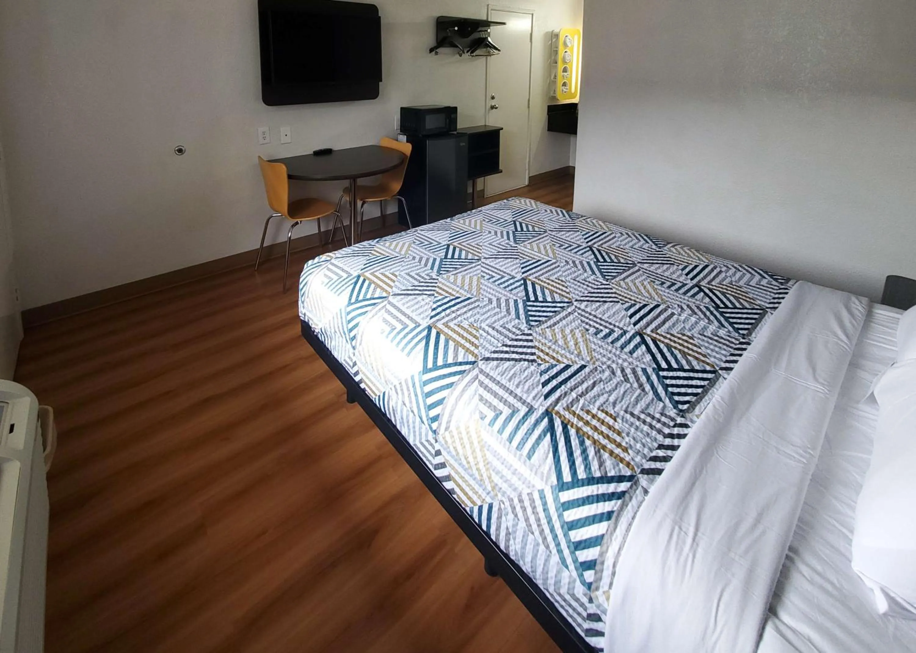 Queen Room - Smoking in Motel 6-Bellmead, TX - Waco