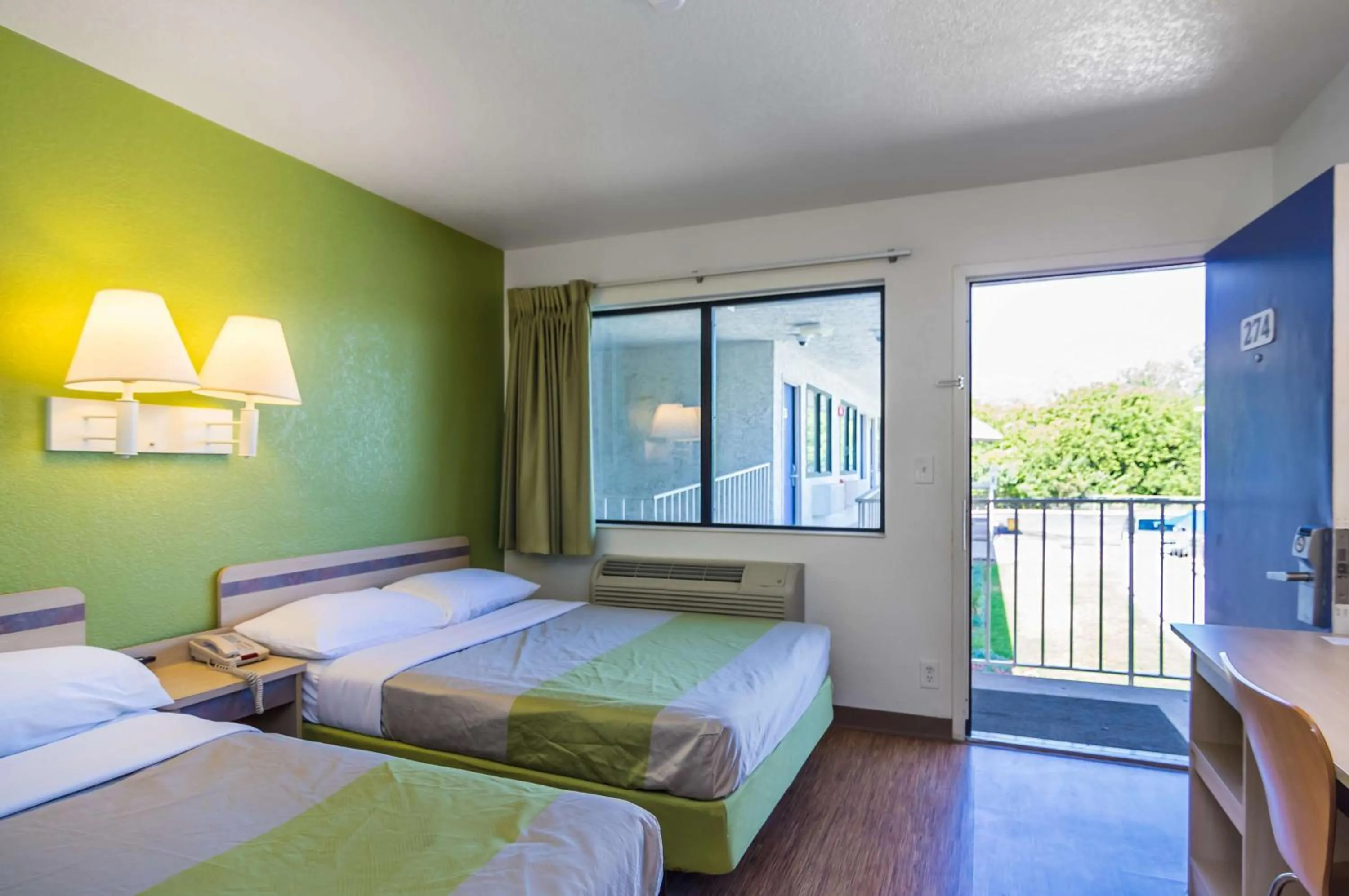 Quadruple Room - Smoking in Motel 6-Bellmead, TX - Waco