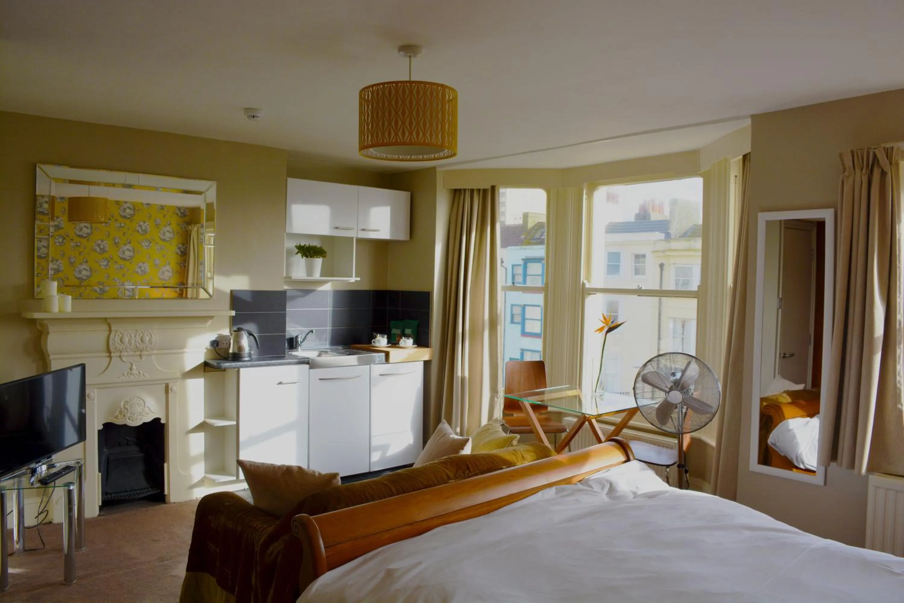 Large Double Room with Partial Sea View - single occupancy in Amherst Brighton