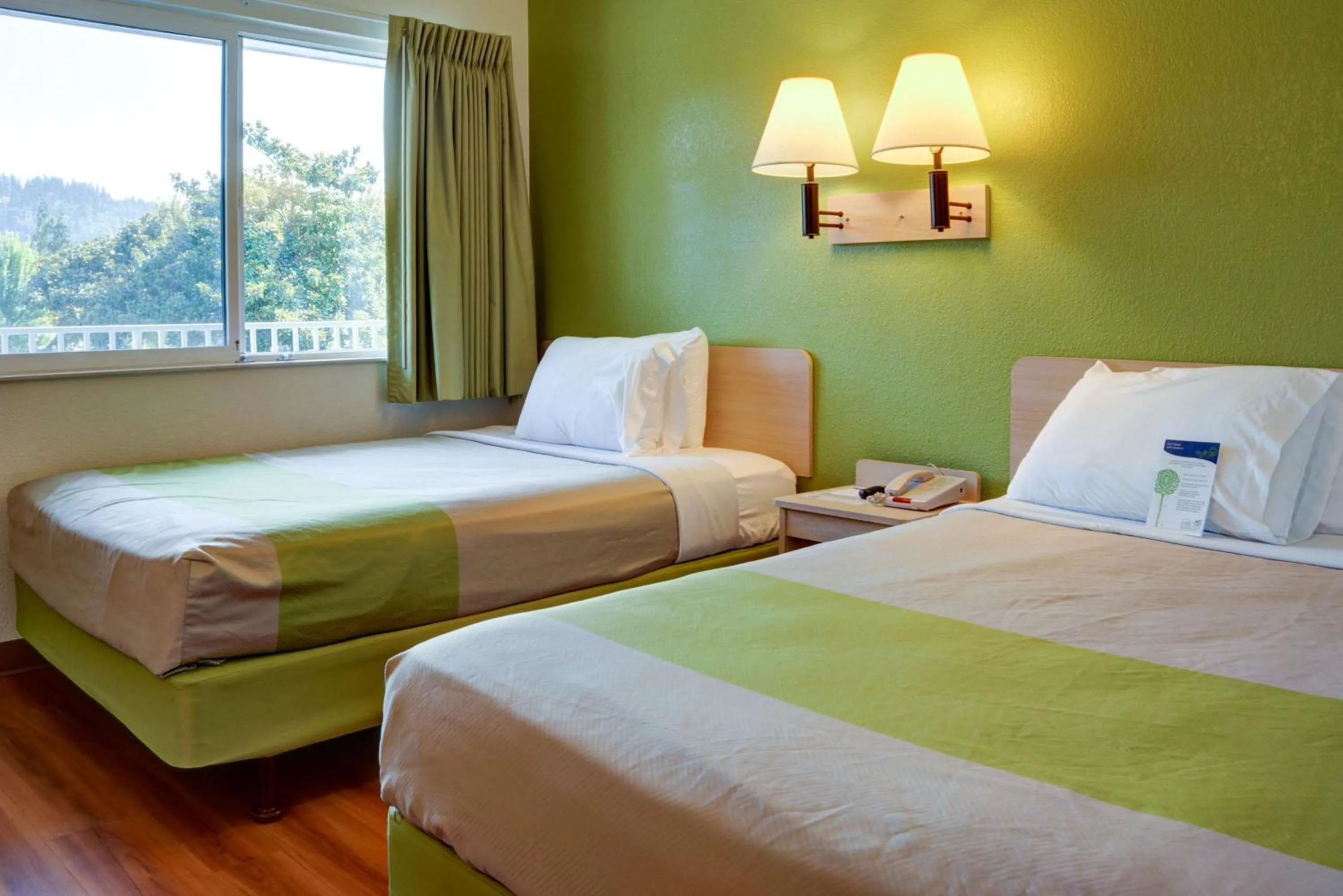 Deluxe Quadruple Room in Motel 6-Springfield, OR - Eugene North