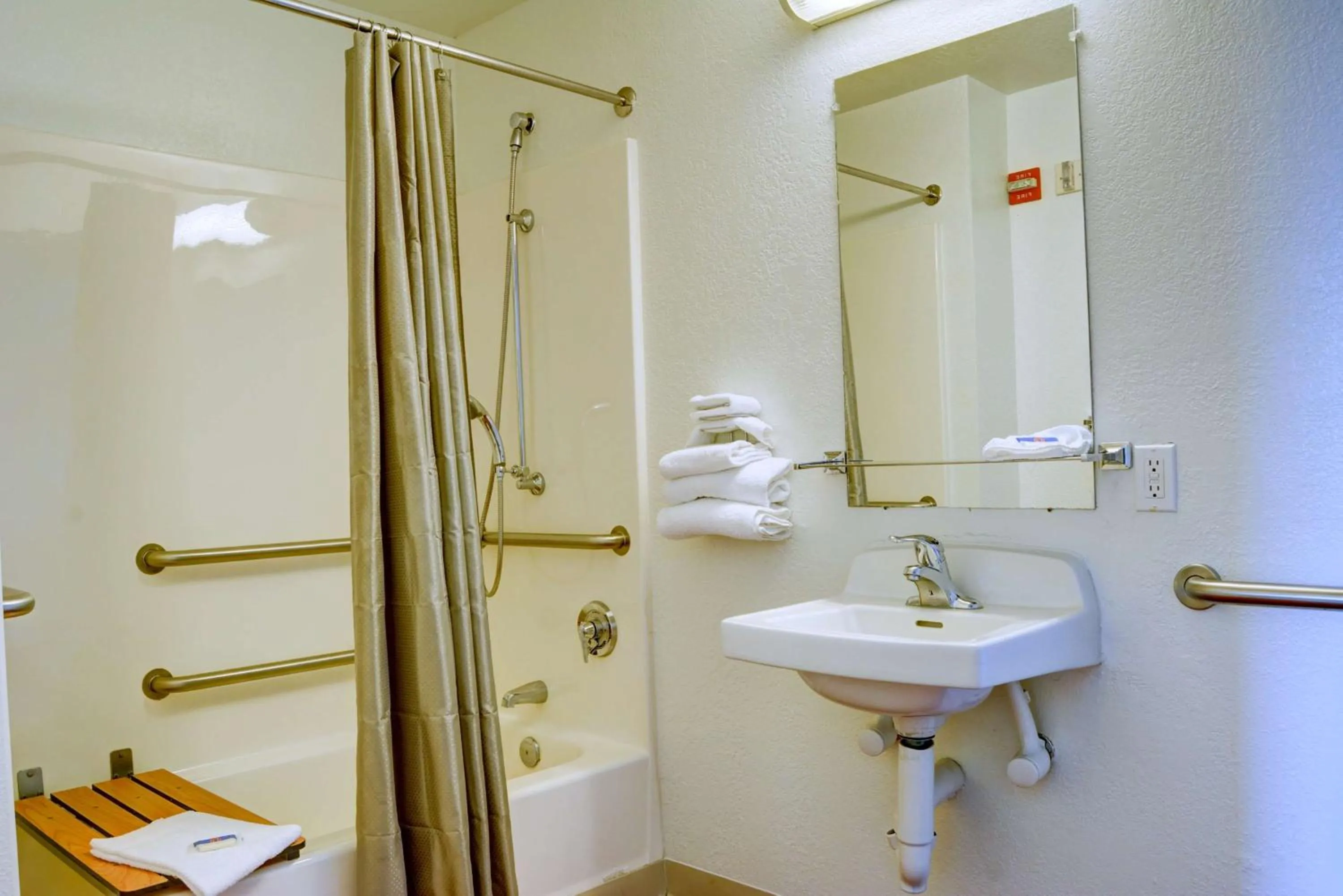 Double Room - Disability Access in Motel 6-Springfield, OR - Eugene North