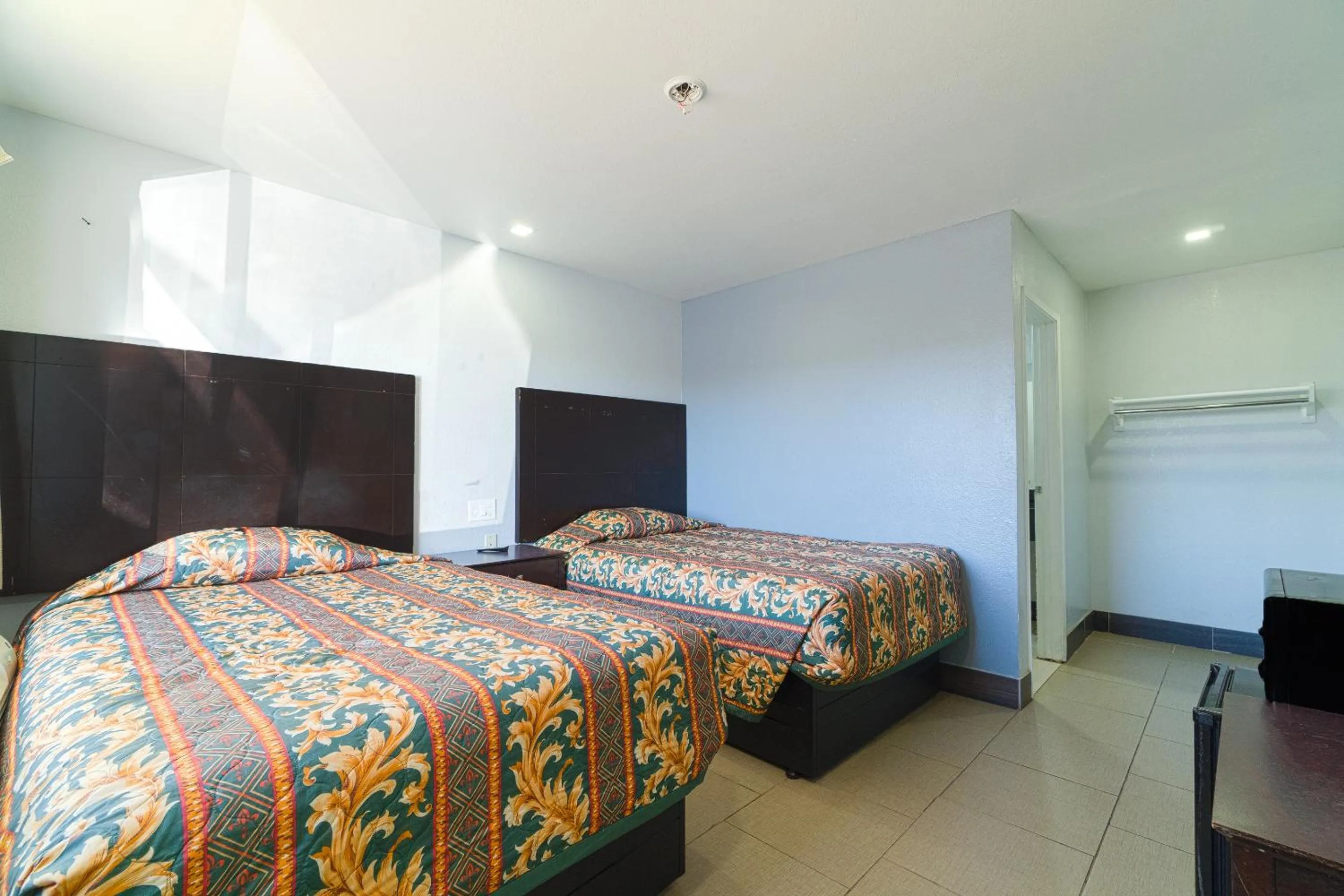 2 Full Beds Non-Smoking in Xpress Inn & Extended Stays