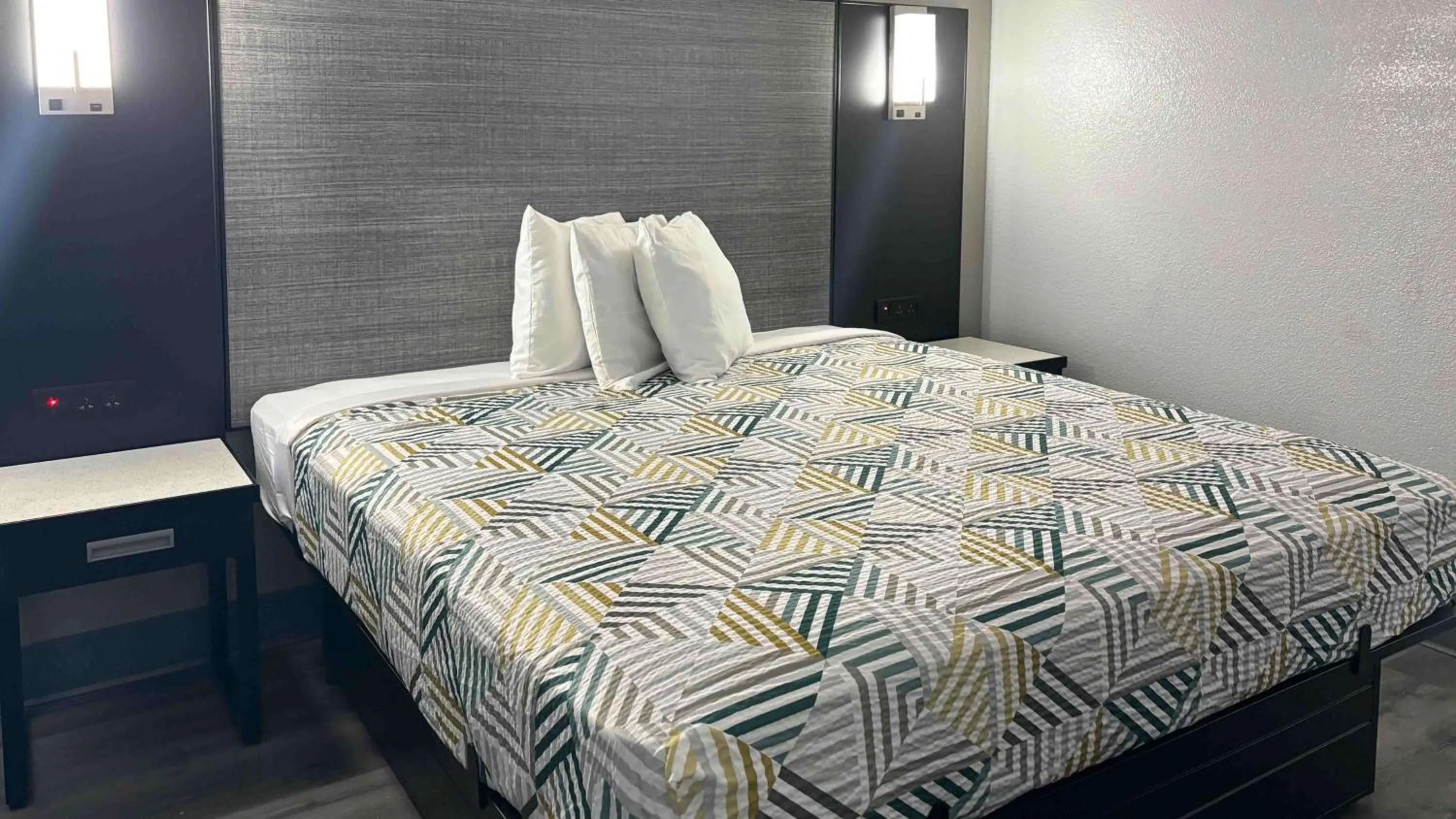 Deluxe King Room - Non-Smoking in Motel 6-Meridian, MS