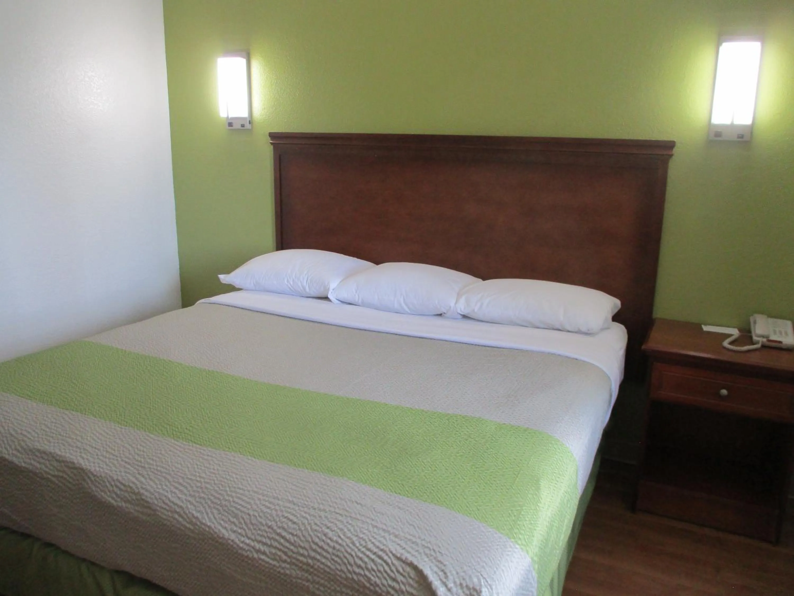 King Room - Disability Access - Smoking in Motel 6-Meridian, MS