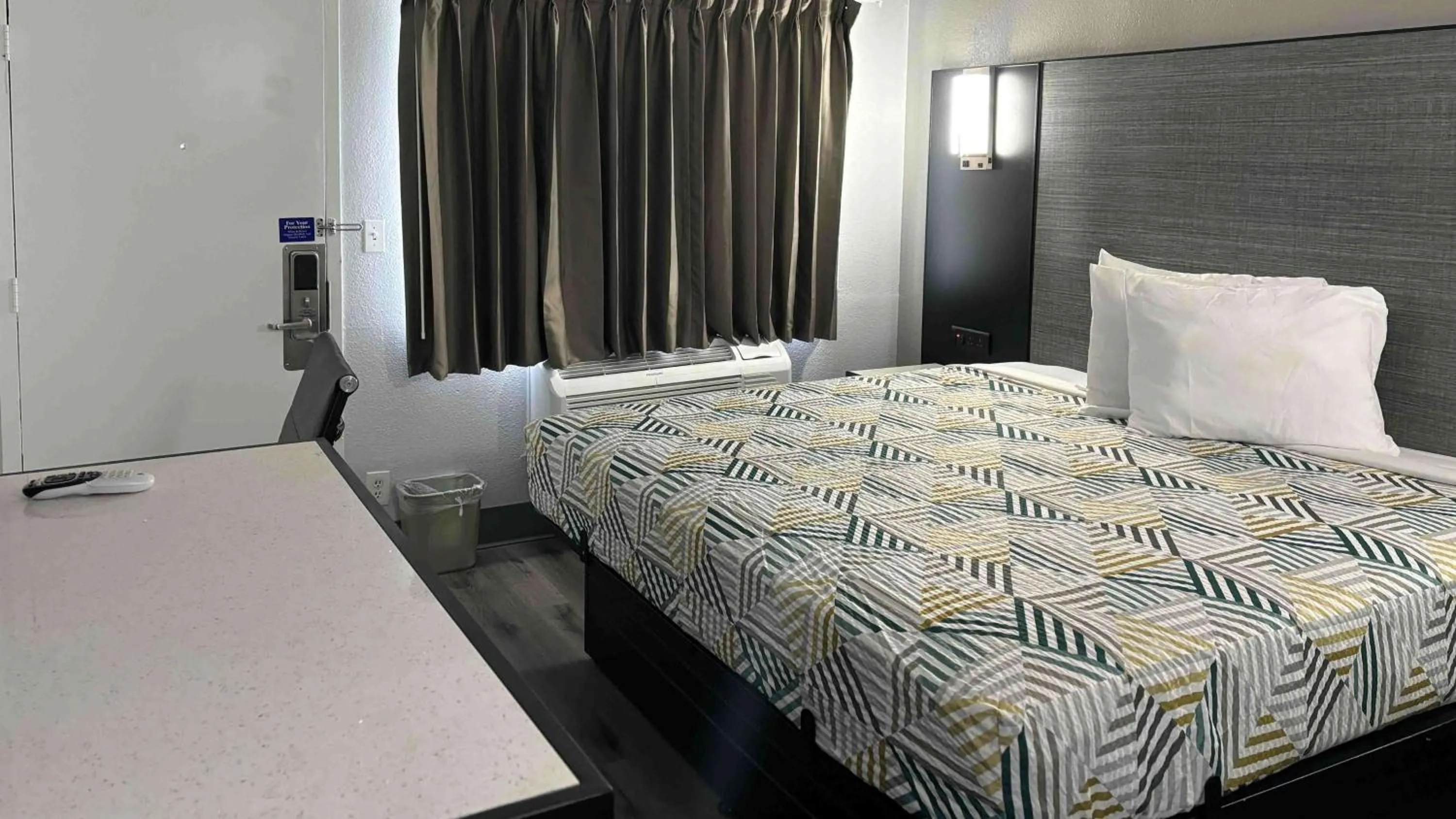 Deluxe King Room - Smoking in Motel 6-Meridian, MS