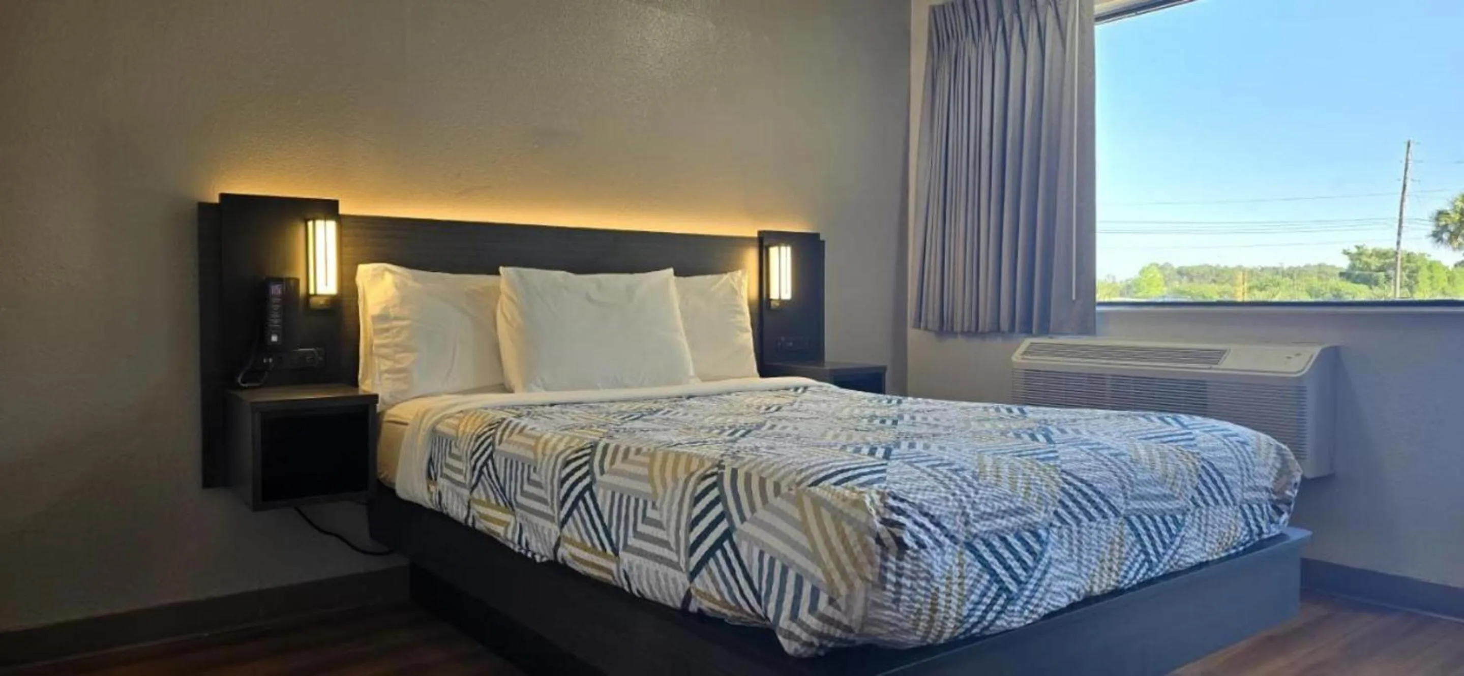 Queen Room - Disability Access - Non-Smoking in Motel 6-Slidell, LA - New Orleans