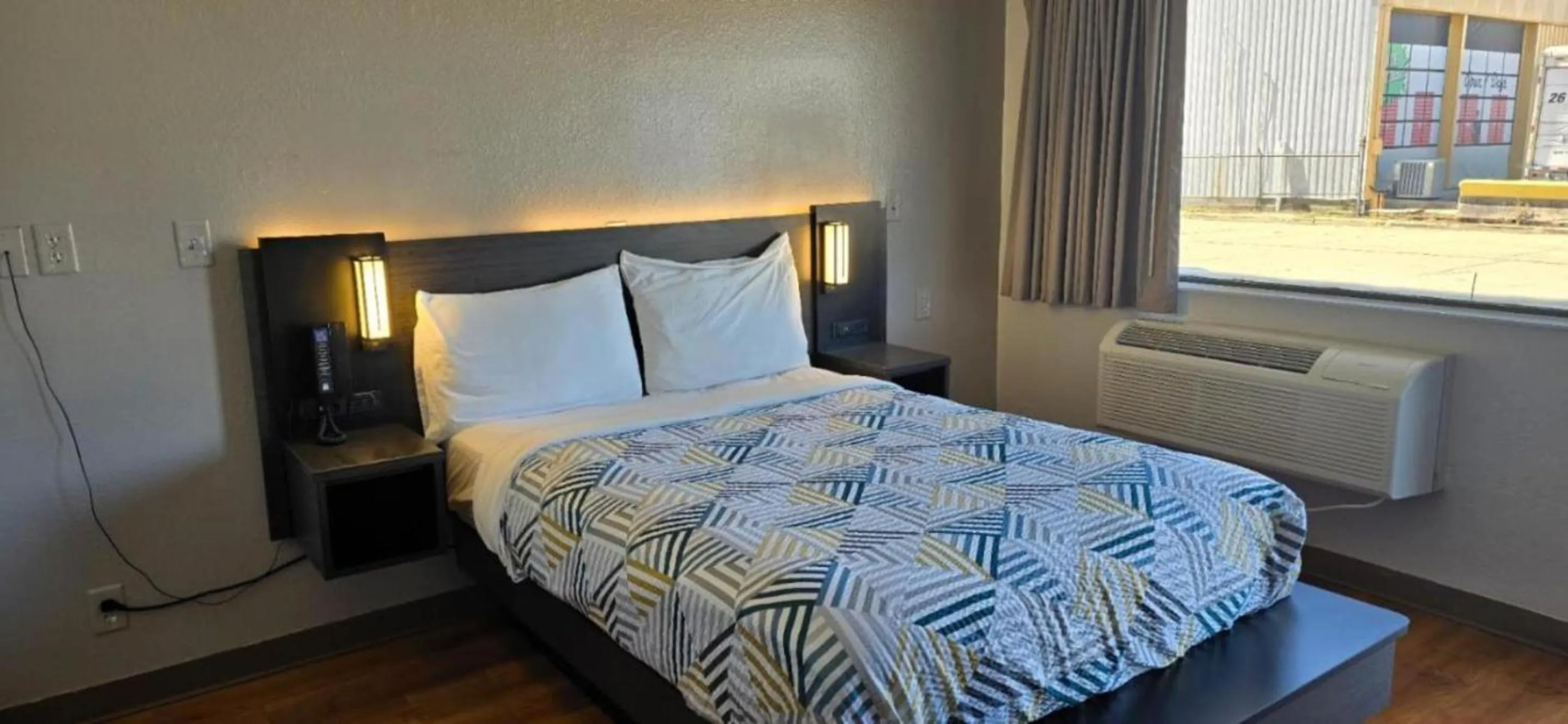 Queen Room - Non-Smoking in Motel 6-Slidell, LA - New Orleans