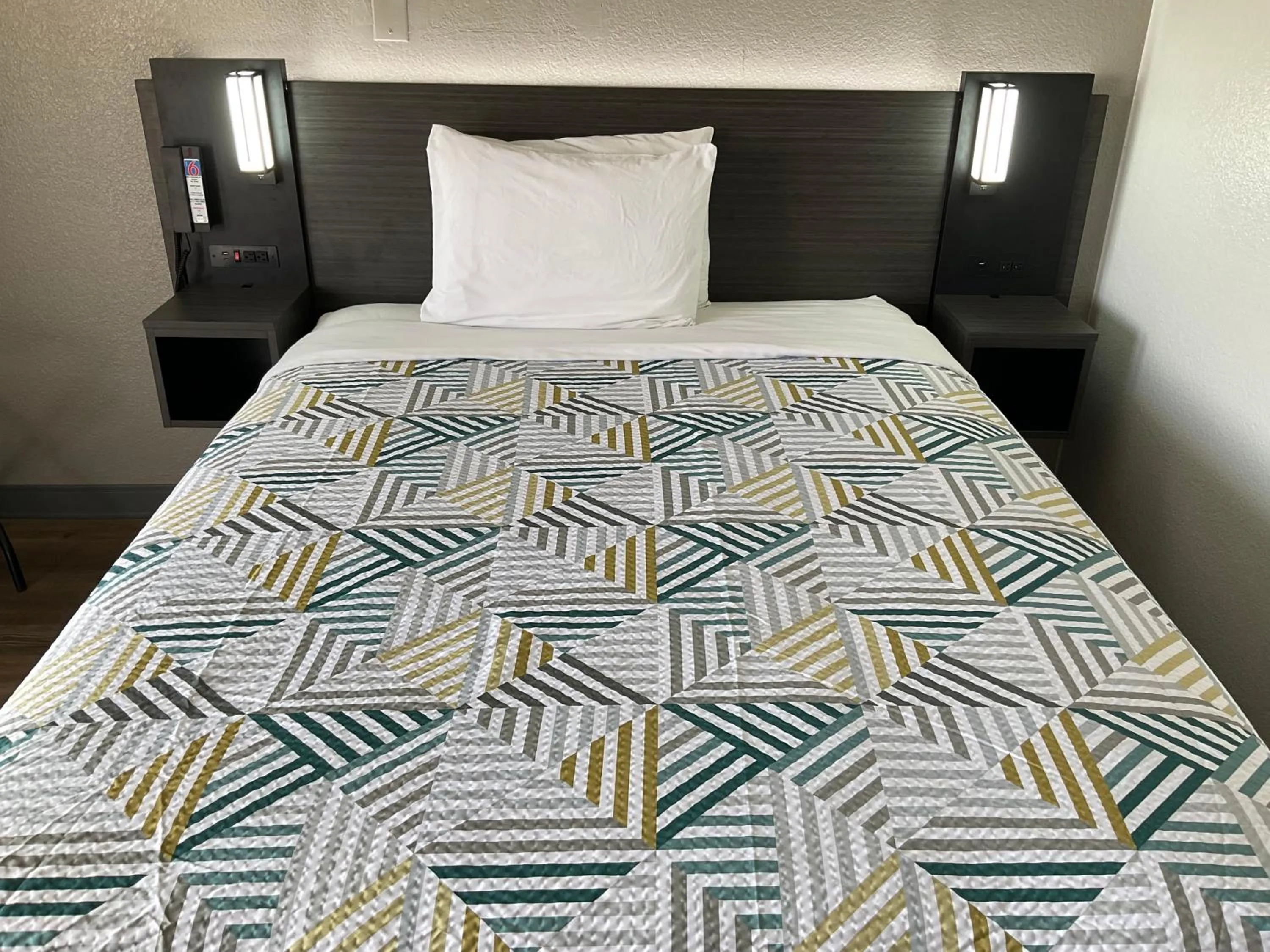 Queen Room - Non-Smoking in Motel 6-Odessa, TX