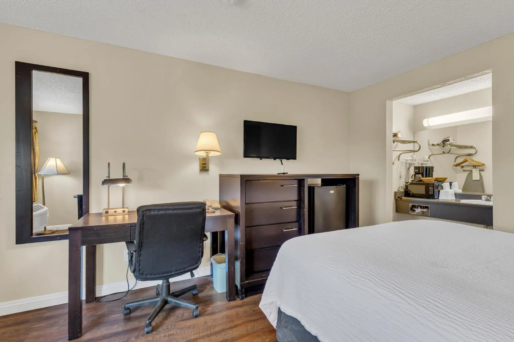 Queen Room - Smoking in Days Inn by Wyndham Carson City