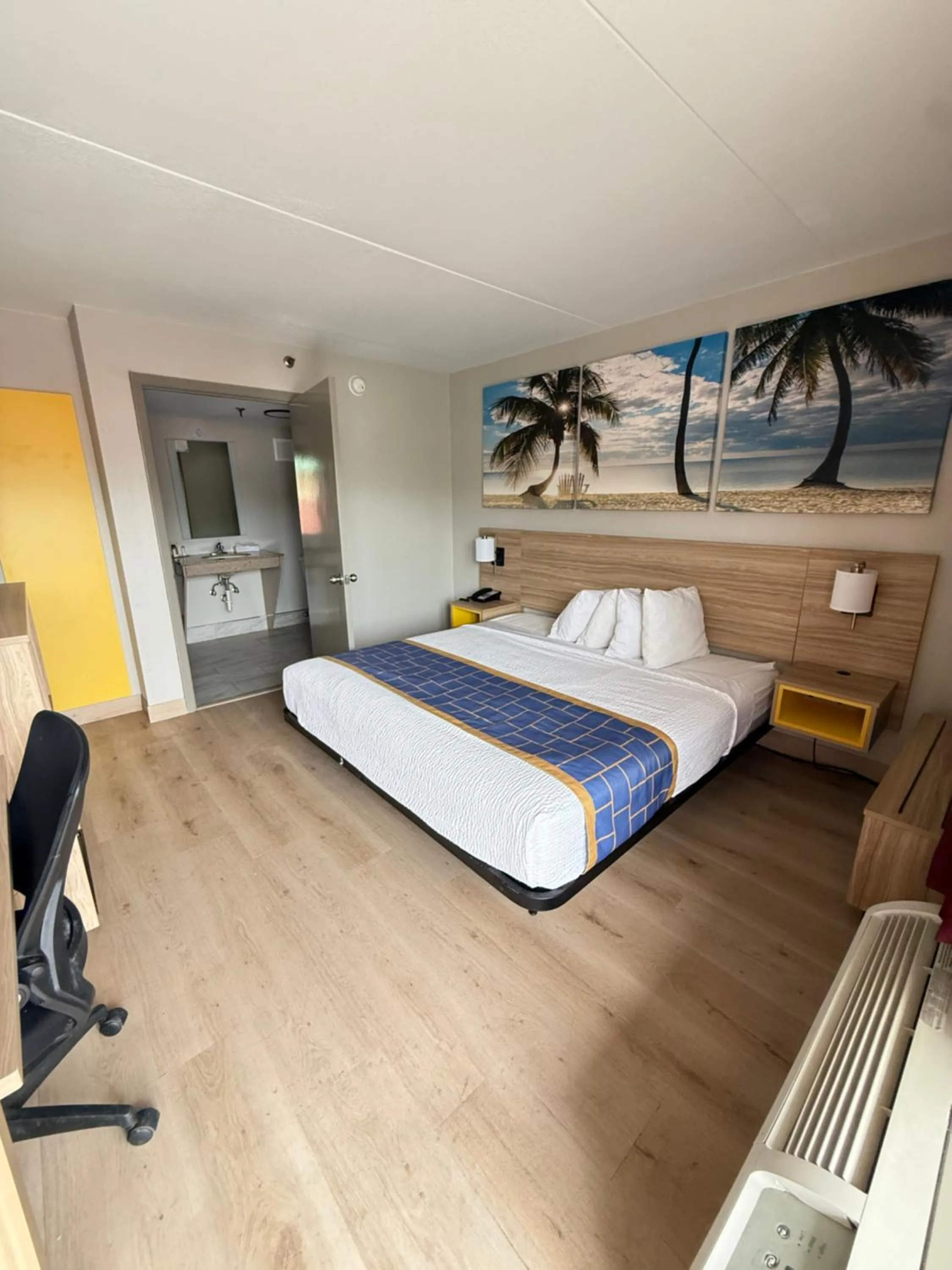 1 King Bed, Mobility Accessible Room, Bathtub w/ Grab Bars, Non-Smoking in Days Inn by Wyndham Shorter