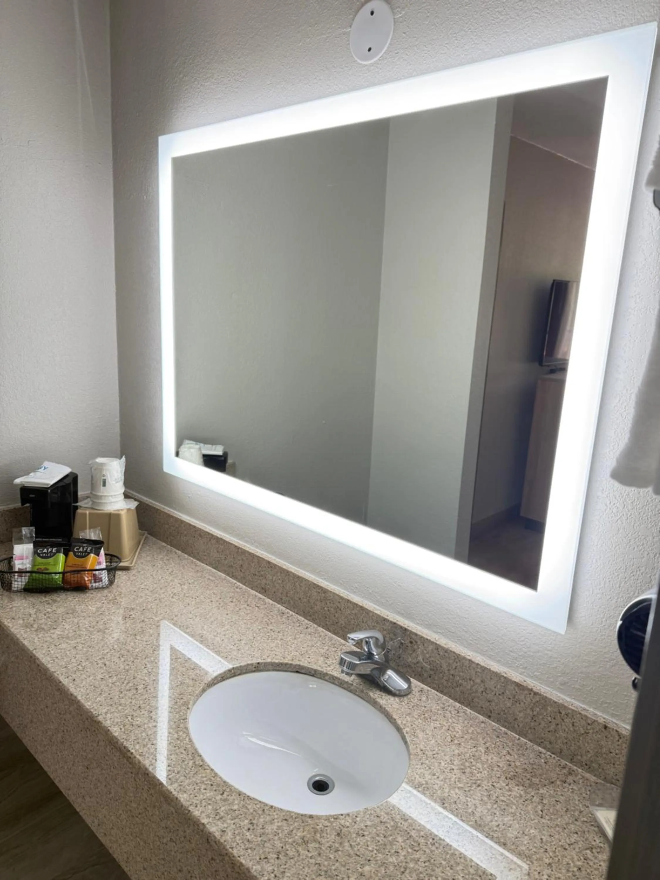 2 Double Beds, Mobility Accessible Room, Bathtub w/ Grab Bars, Smoking in Days Inn by Wyndham Shorter