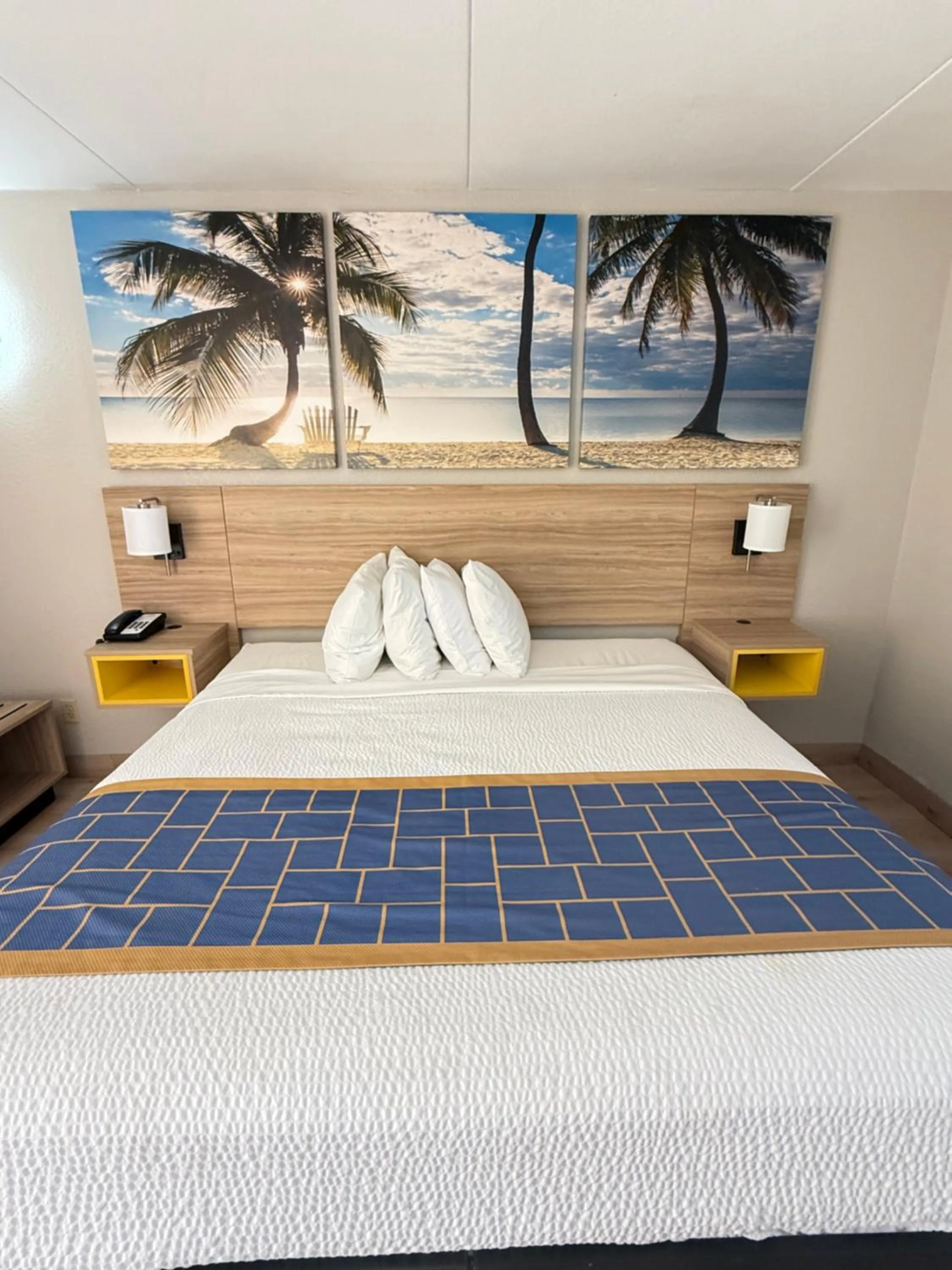 Standard King Room - Smoking in Days Inn by Wyndham Shorter