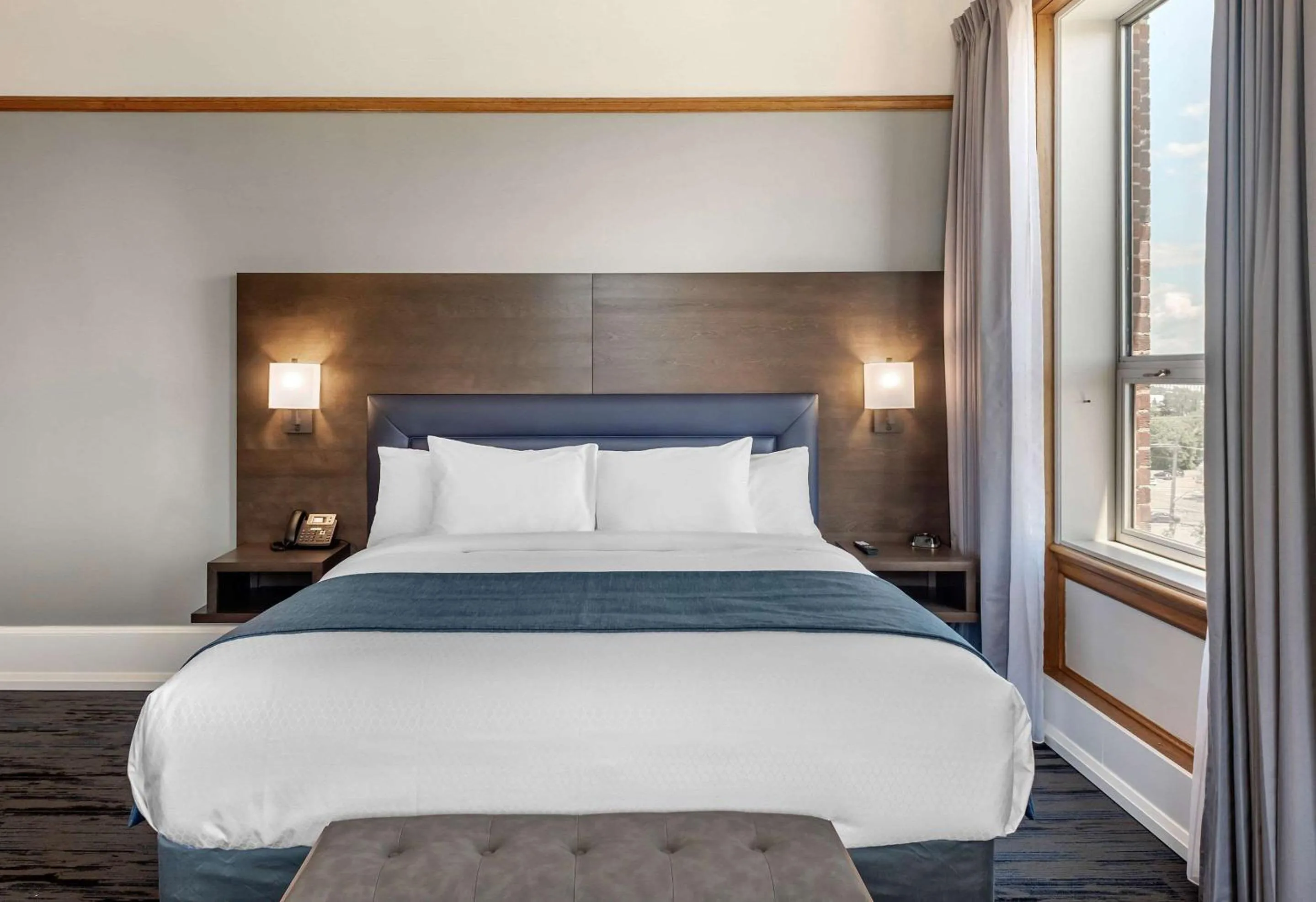 Superior King Room with Lake View - Non-Smoking in The Courthouse Hotel, an Ascend Collection Hotel