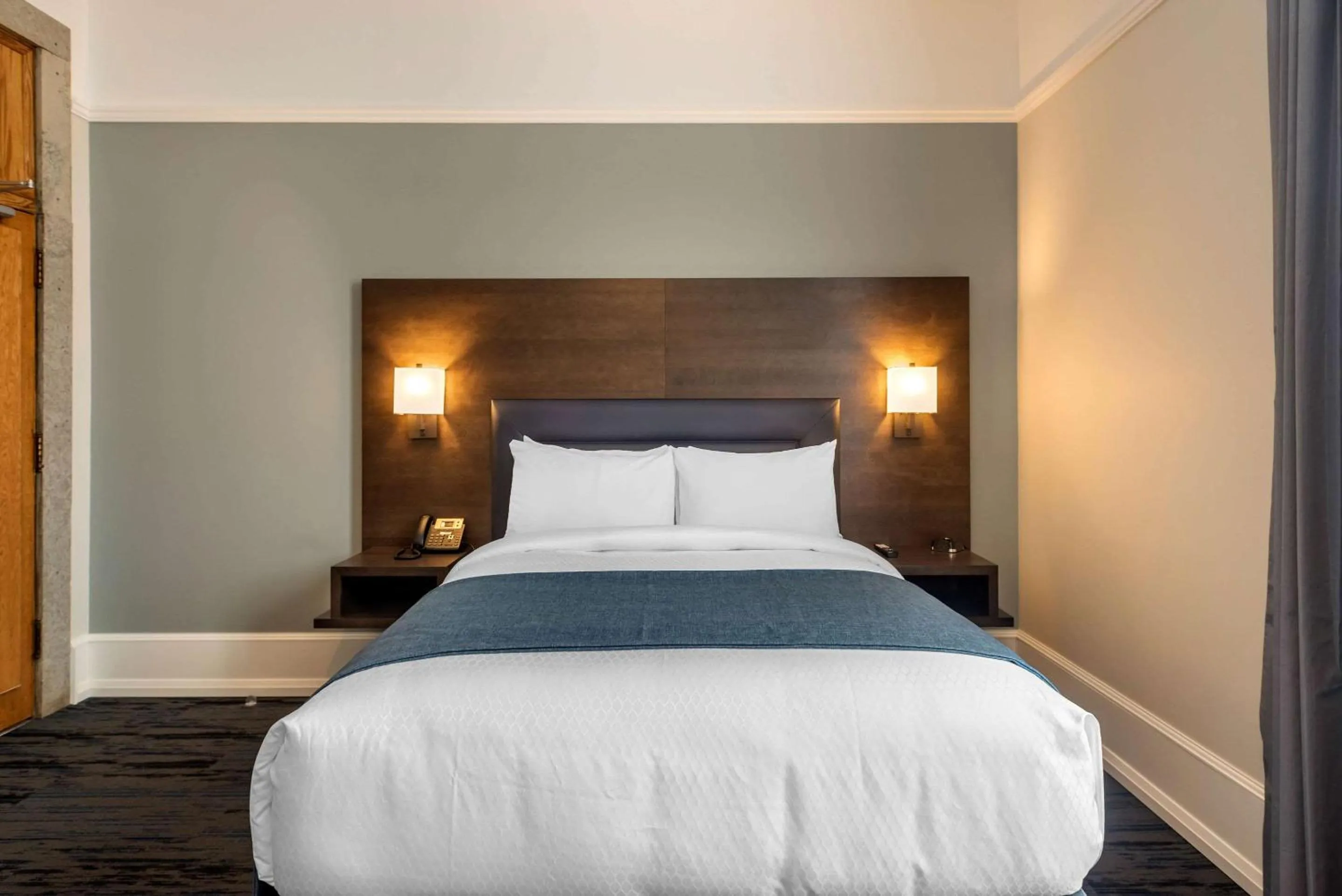 Standard Queen Room - Non-Smoking in The Courthouse Hotel, an Ascend Collection Hotel