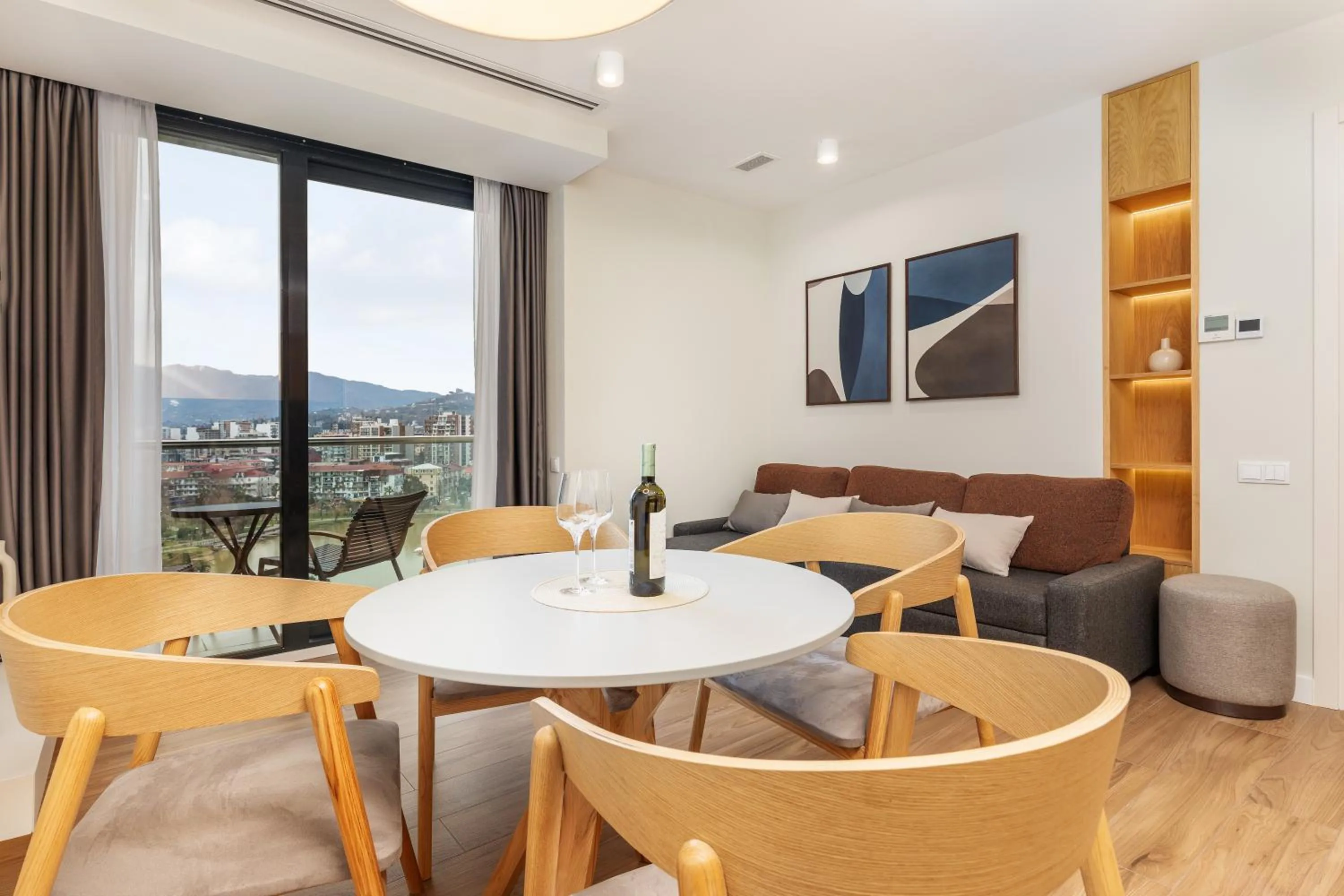 Family Room with Lake View - single occupancy in Bellevue Residence Suites